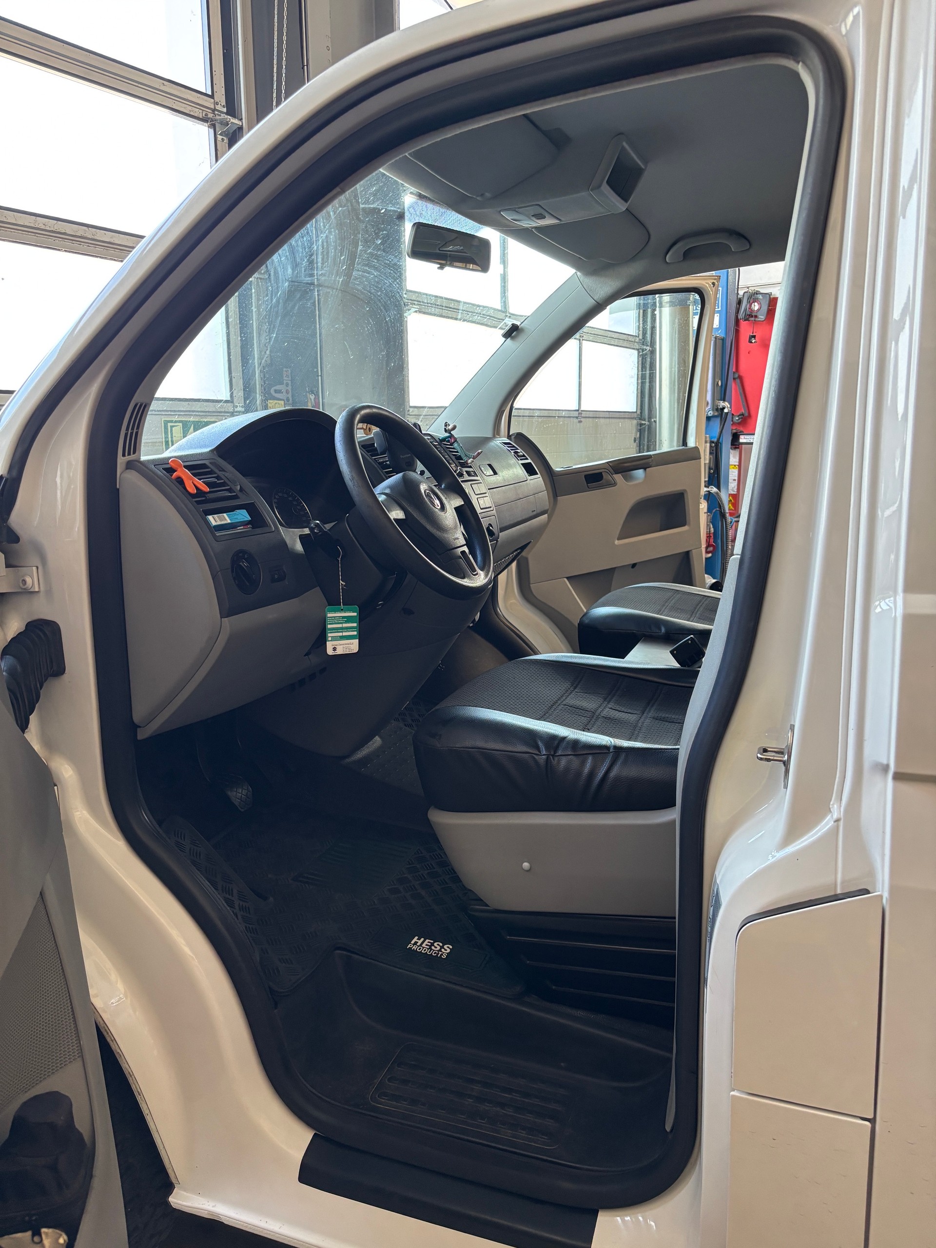 VW T5 2.0 TDI BMT Champion 4Motion-image-3