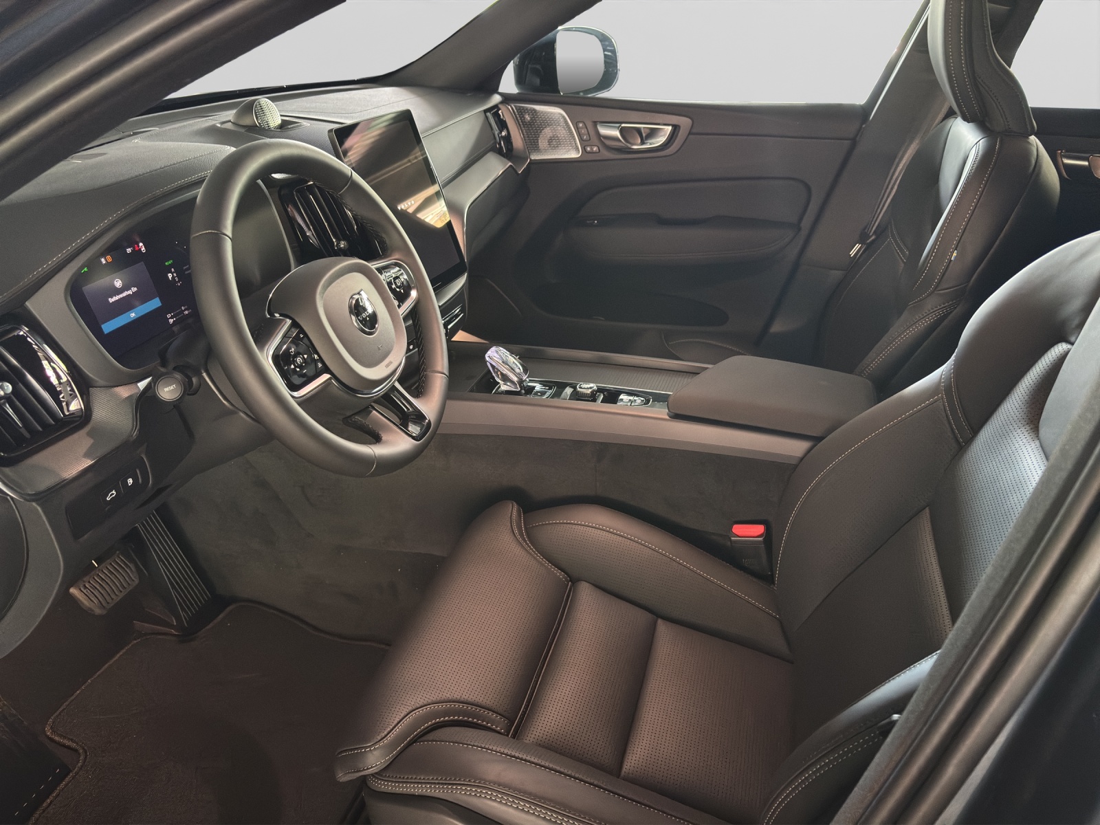 VOLVO XC60 2.0 T8 TE Ultra Dark eAWD-showroom-element-3