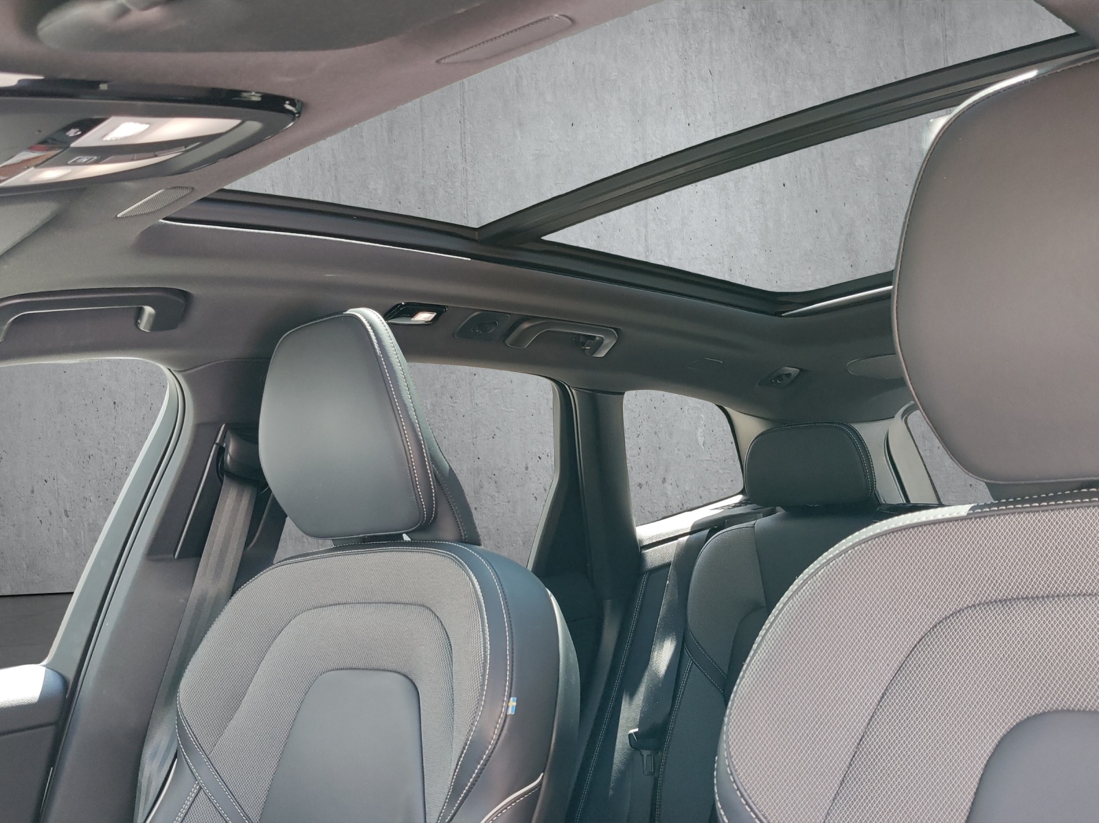 VOLVO XC60 2.0 T8 TE R-Design eAWD-image-13