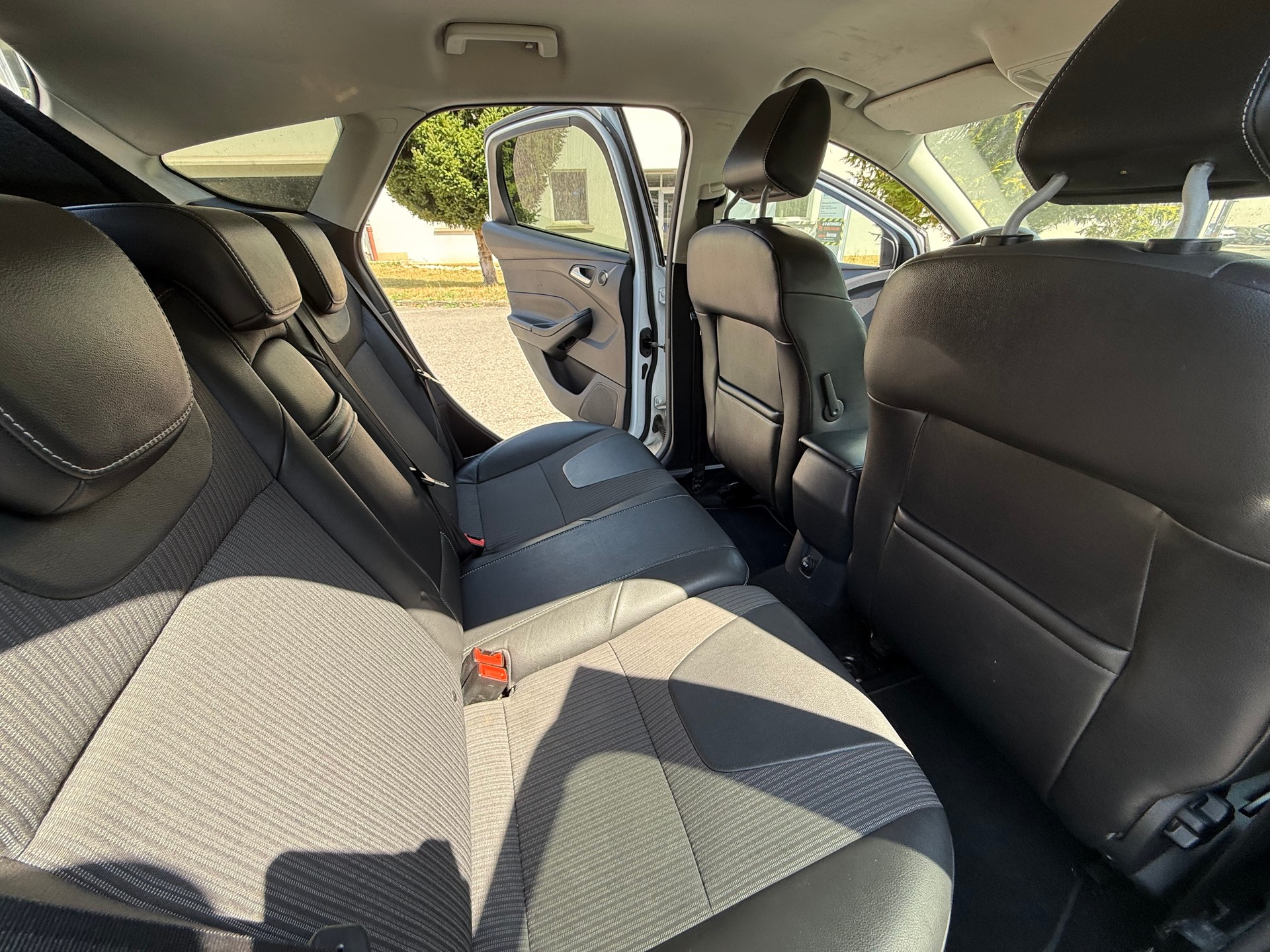 FORD Focus 1.6 TDCi Titanium-image-11