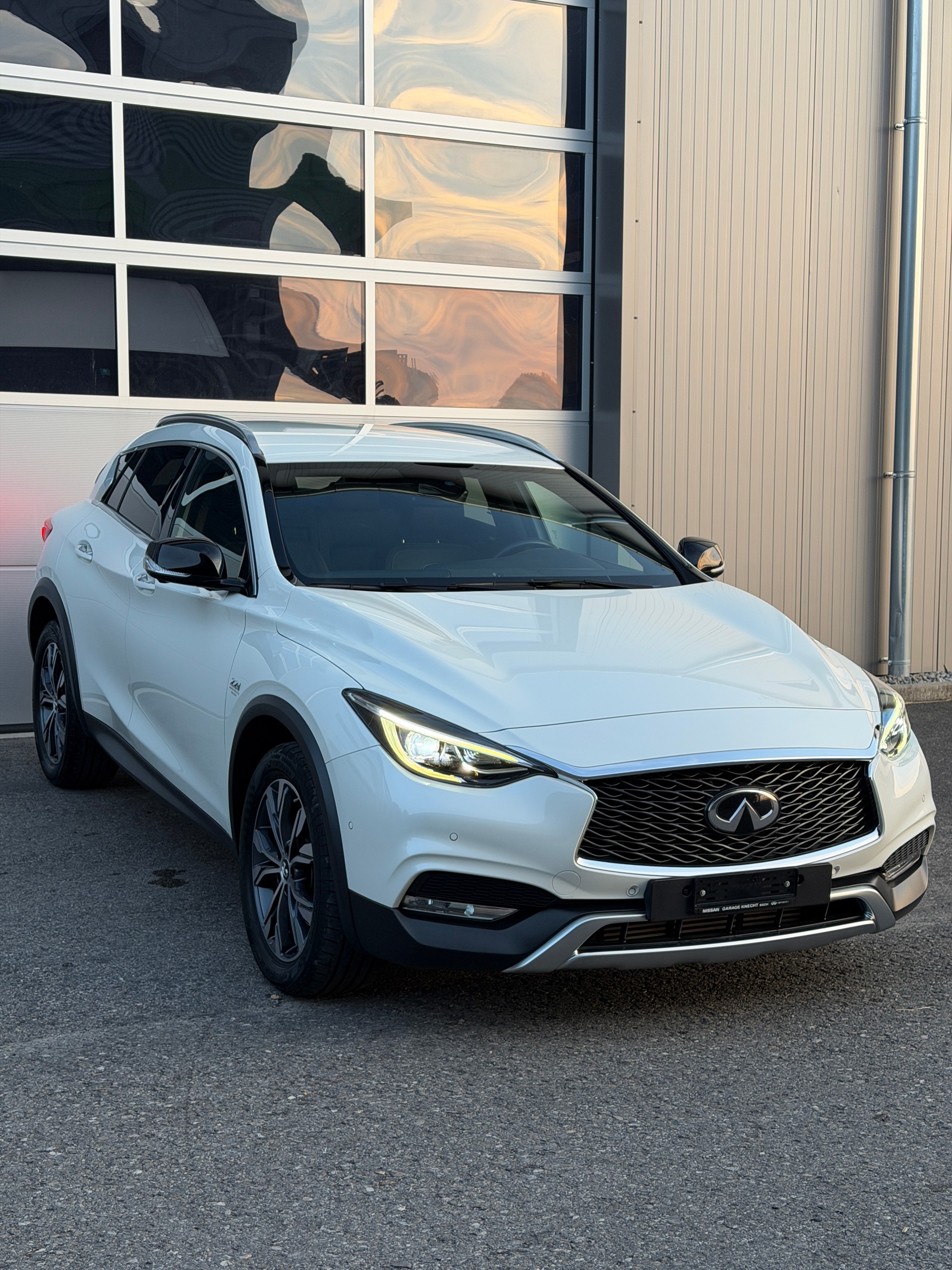INFINITI QX30 2.2d Premium Tech DCT AWD-image-1