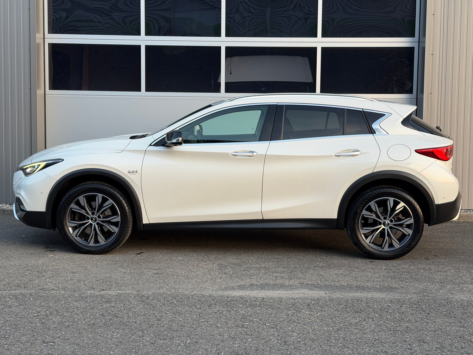 INFINITI QX30 2.2d Premium Tech DCT AWD-image-3