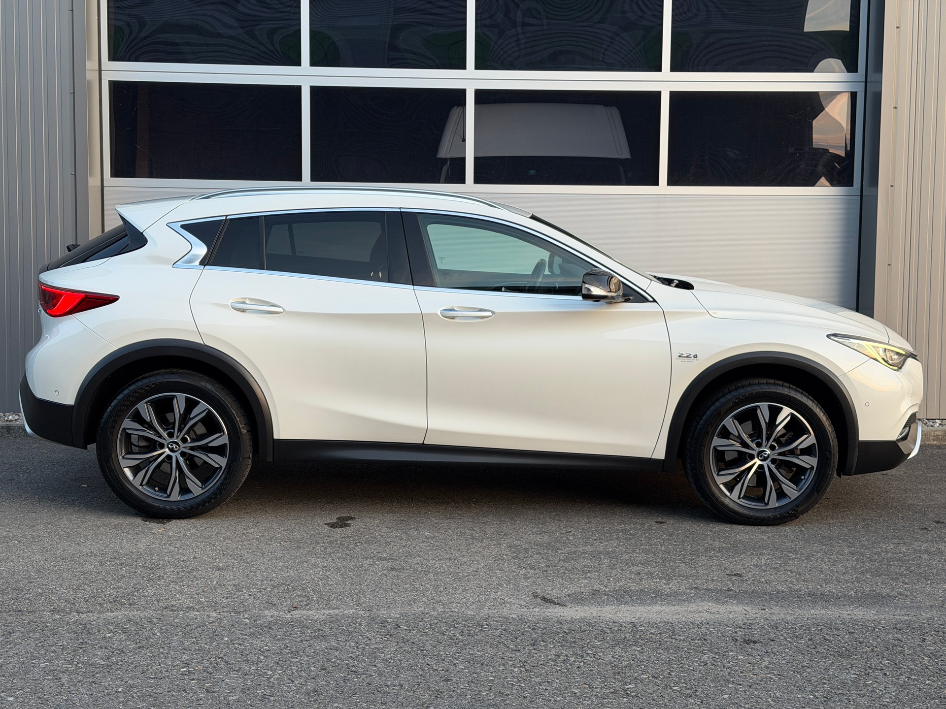 INFINITI QX30 2.2d Premium Tech DCT AWD-image-6