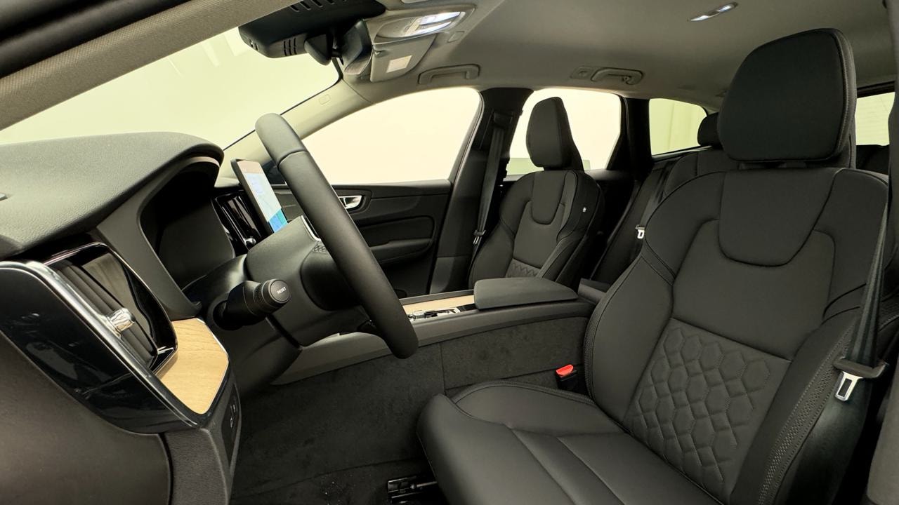 VOLVO XC60 T6 eAWD PluginHybrid Plus Bright Geartronic-image-4