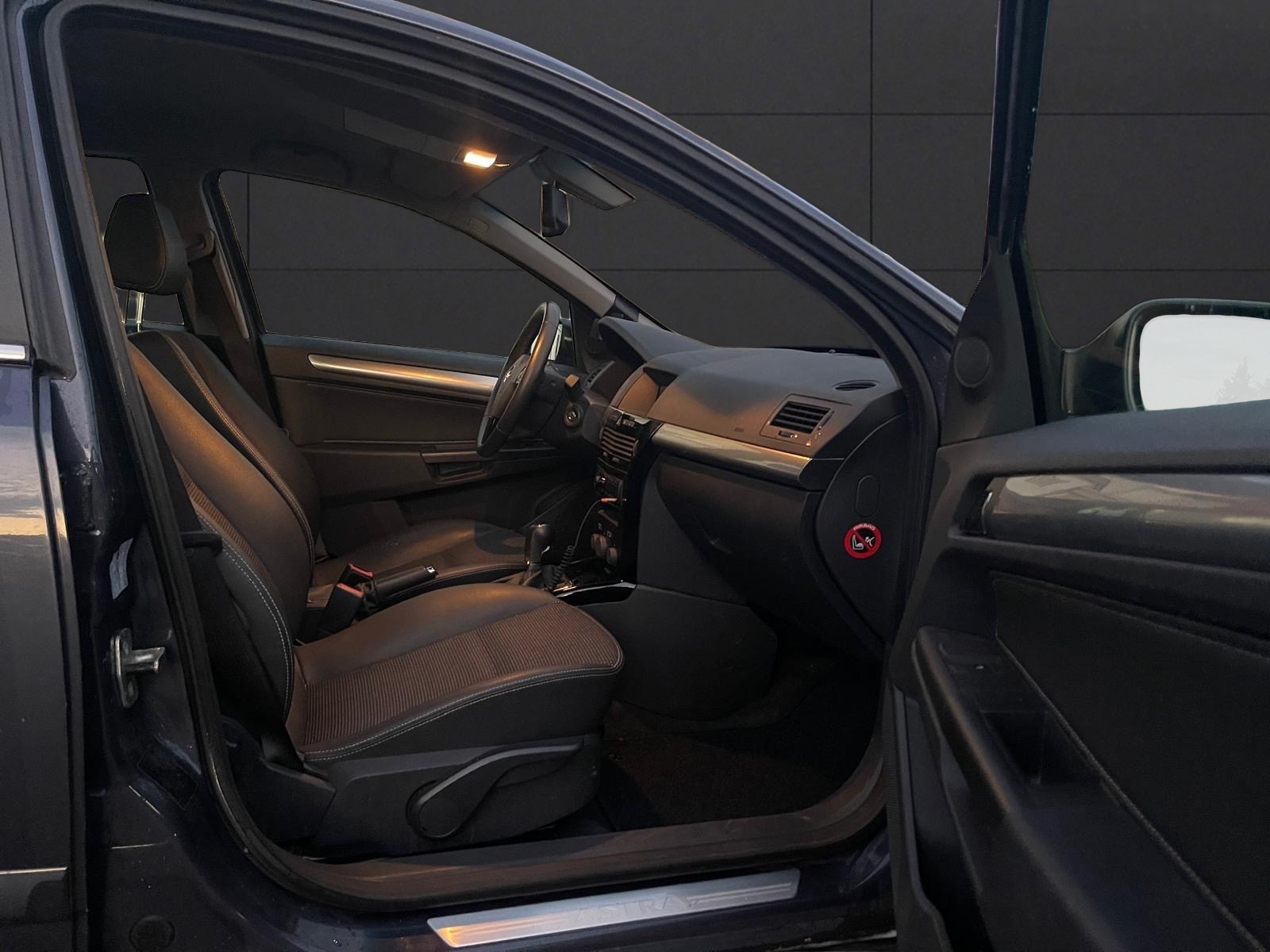 OPEL Astra 1.6i 16V Turbo Cosmo-image-10