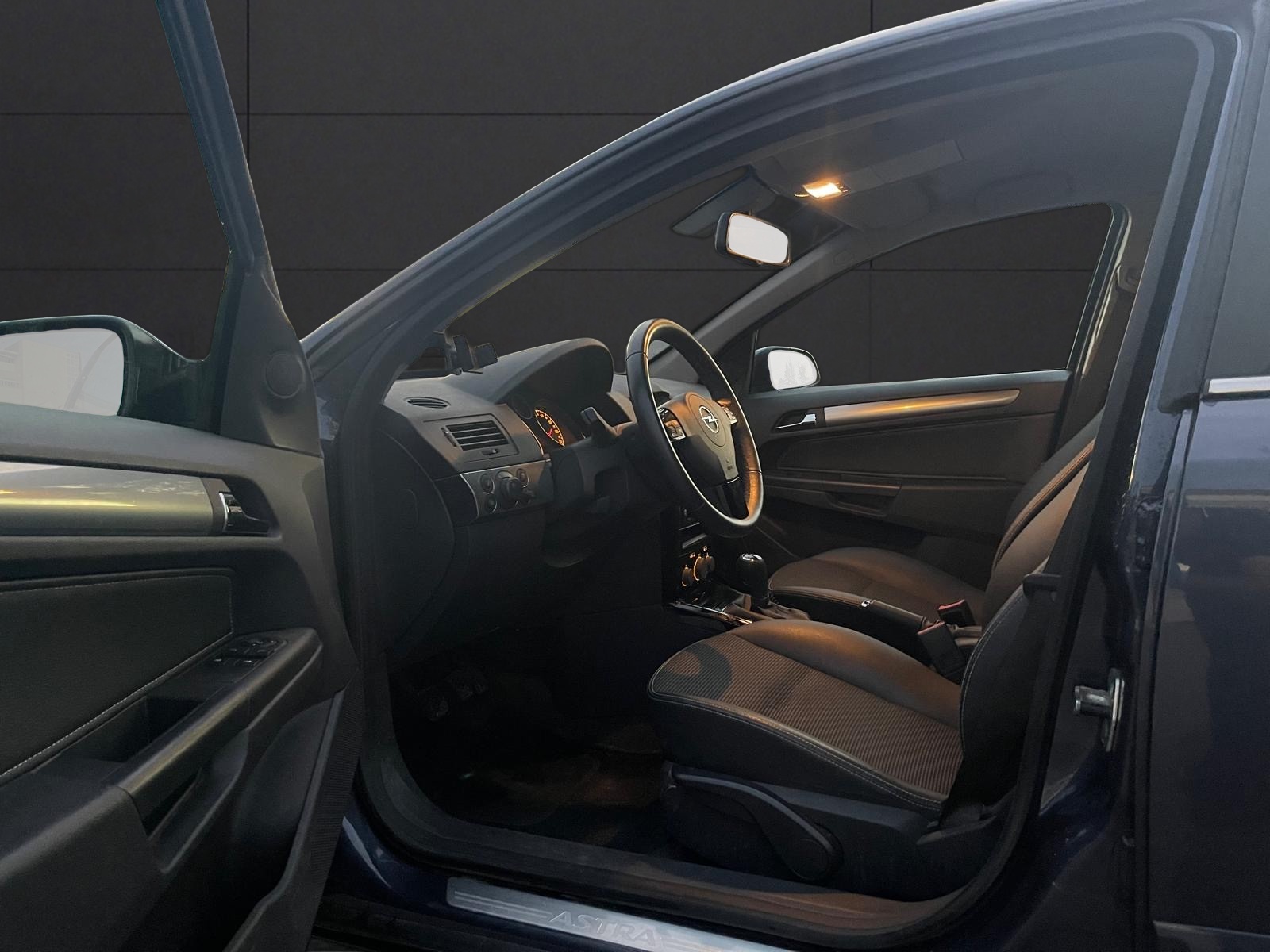 OPEL Astra 1.6i 16V Turbo Cosmo-image-8