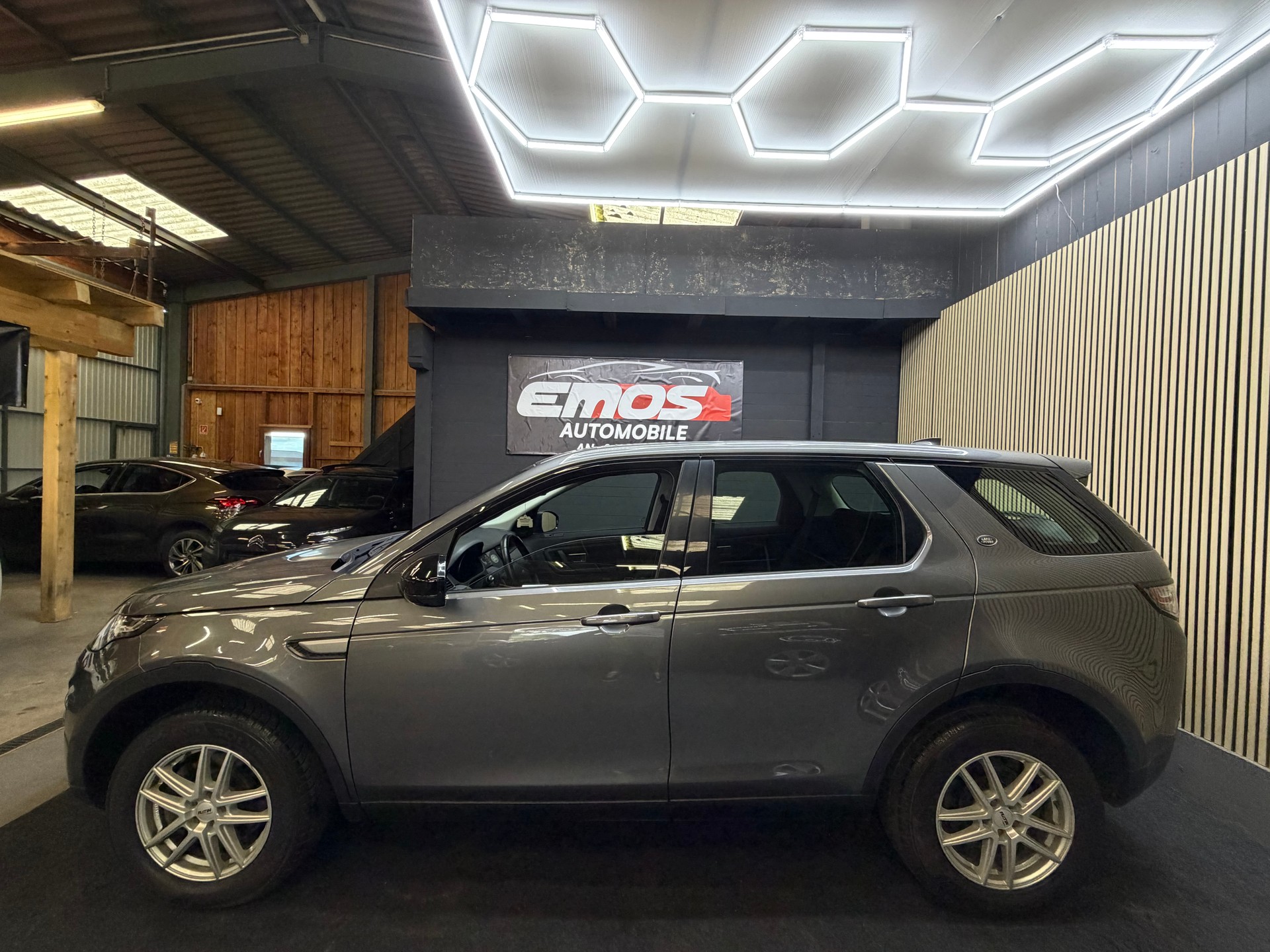 LAND ROVER Discovery Sport 2.0 TD4 SE AT9-image-3
