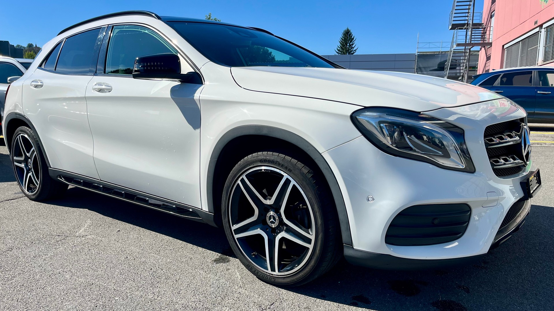 MERCEDES-BENZ GLA 250 AMG Line 4Matic 7G-DCT*CH-Fahrzeug*-showroom-element-2