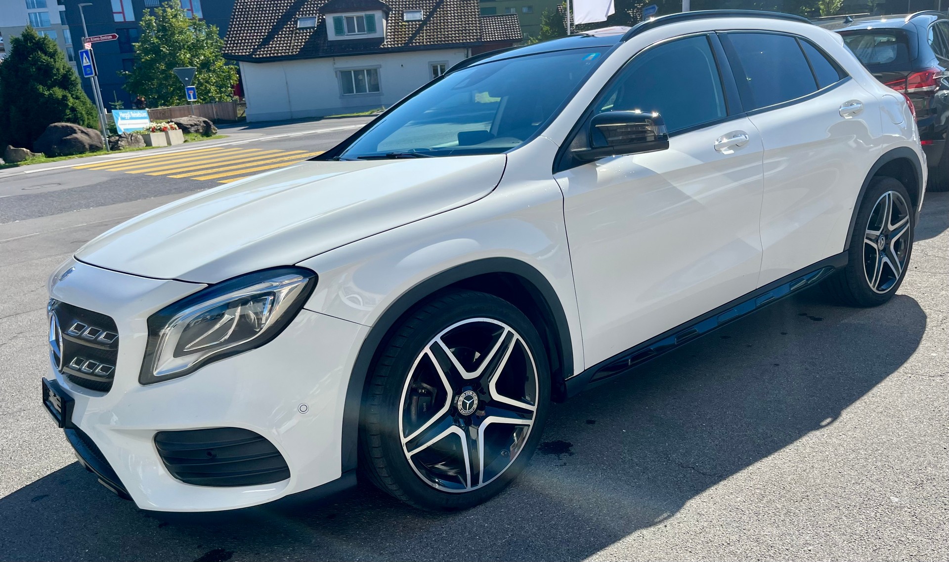 MERCEDES-BENZ GLA 250 AMG Line 4Matic 7G-DCT*CH-Fahrzeug*