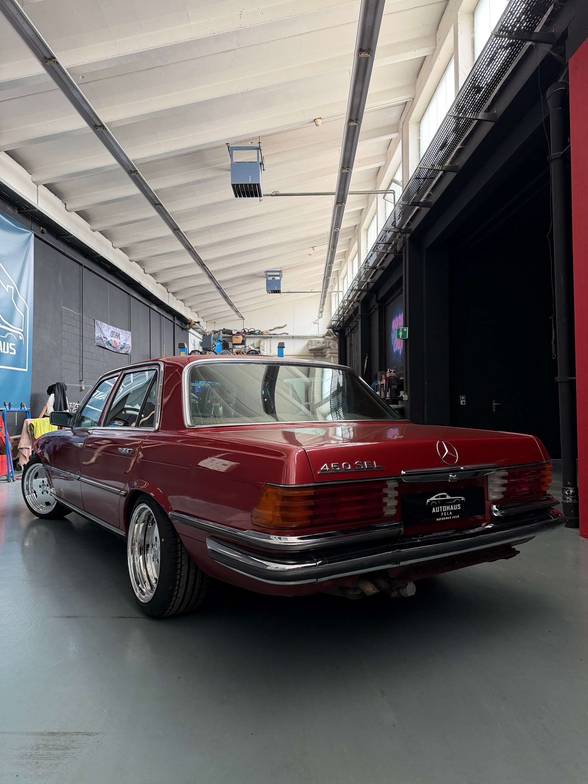 MERCEDES-BENZ SEL-showroom-element-3