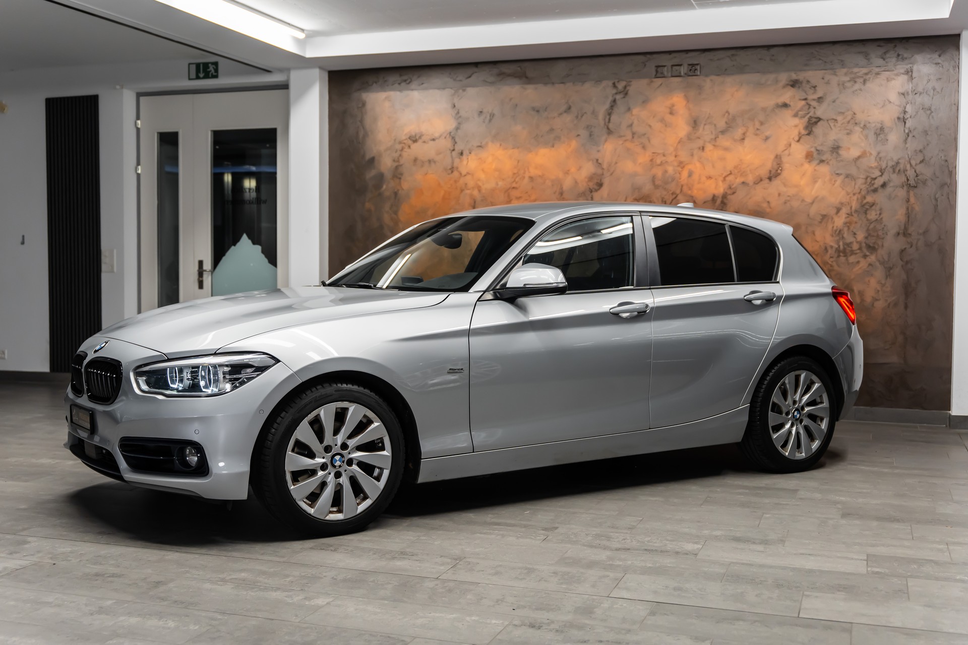 BMW 120d xDrive Sport Line Steptronic-showroom-element-1
