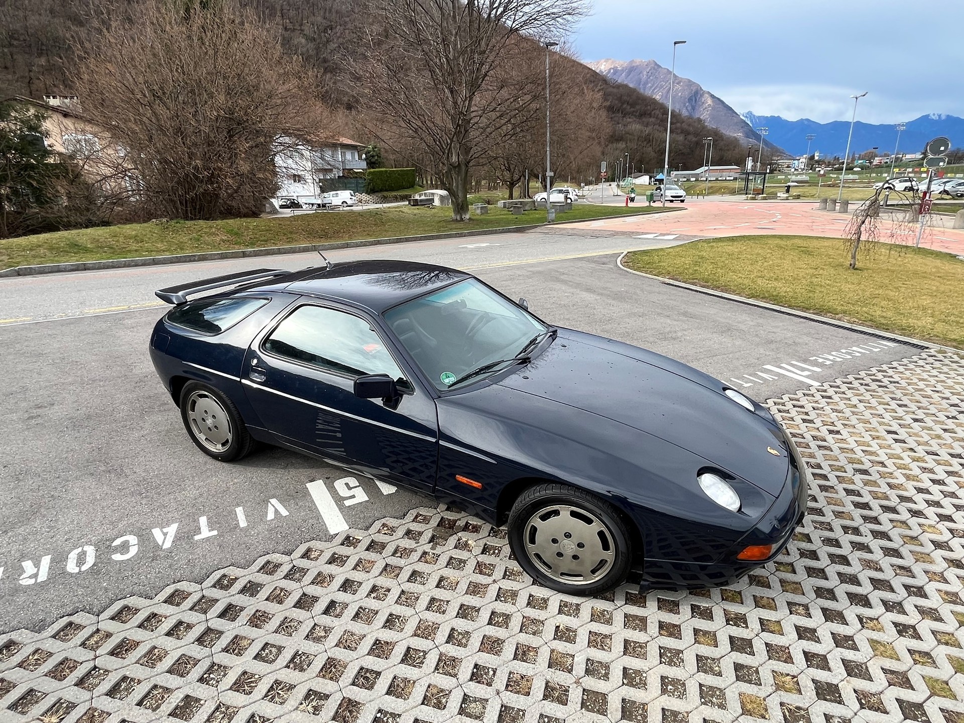 PORSCHE 928 S4-image-3