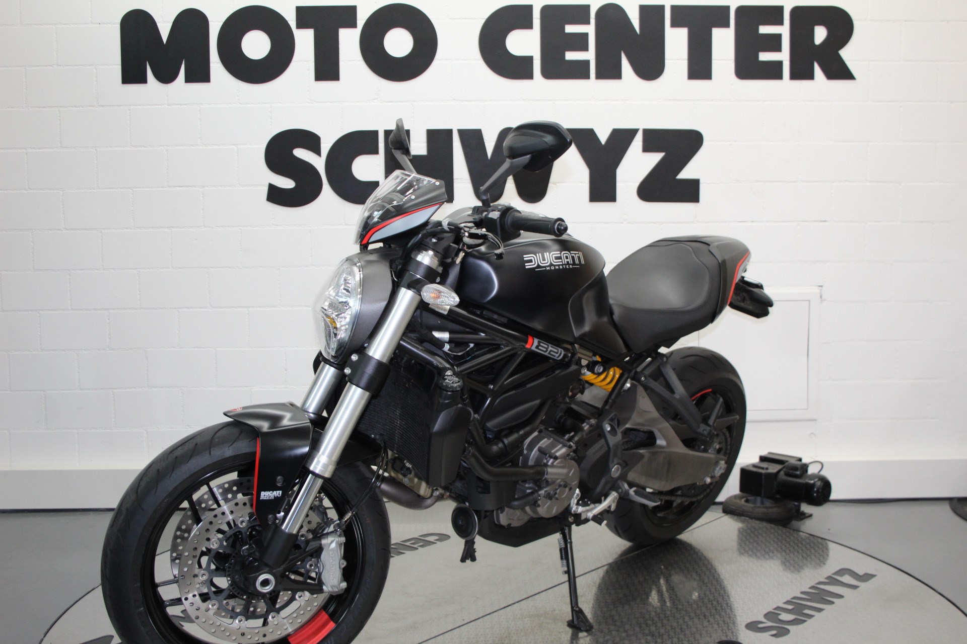 DUCATI Monster 821-image-3