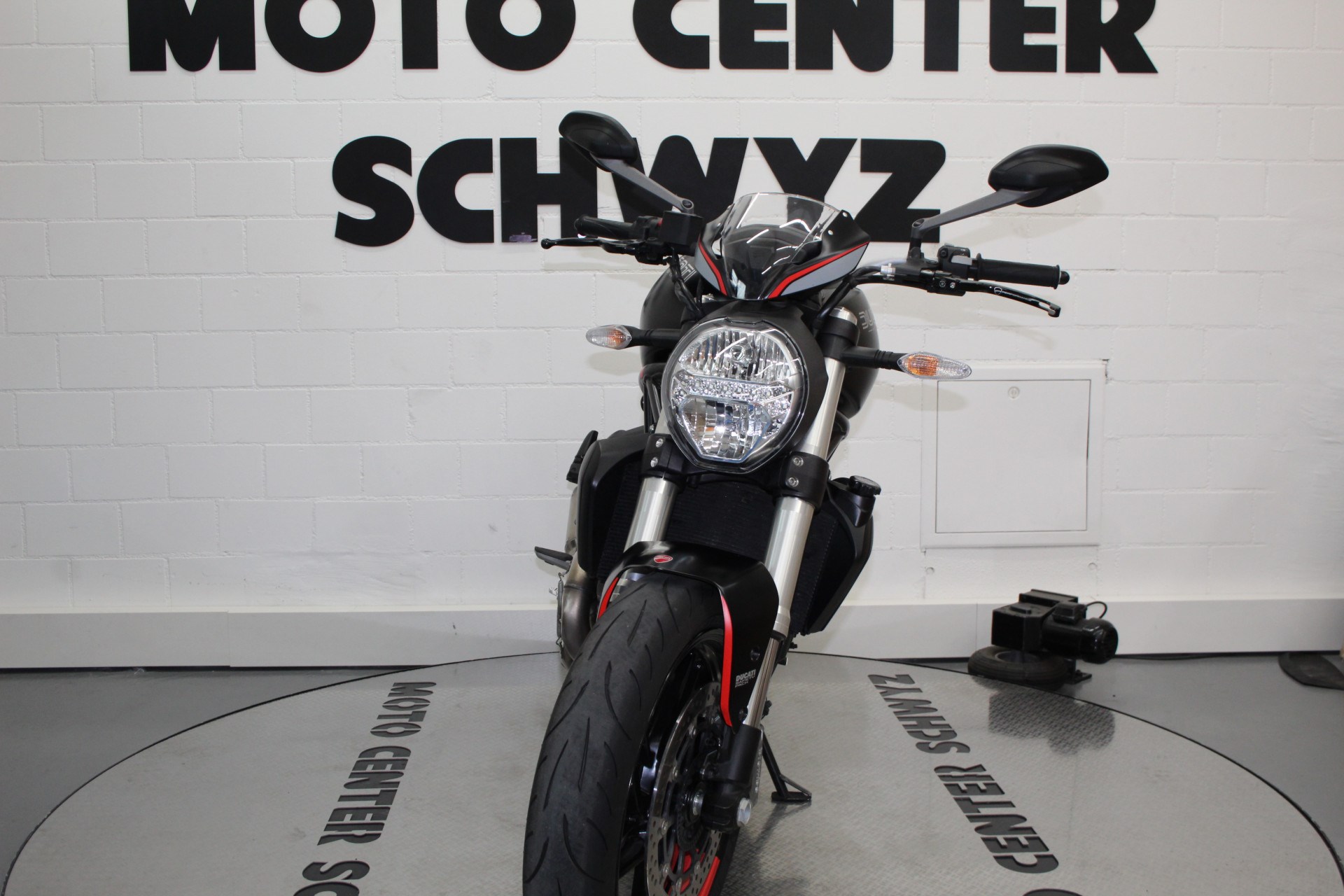 DUCATI Monster 821-image-2