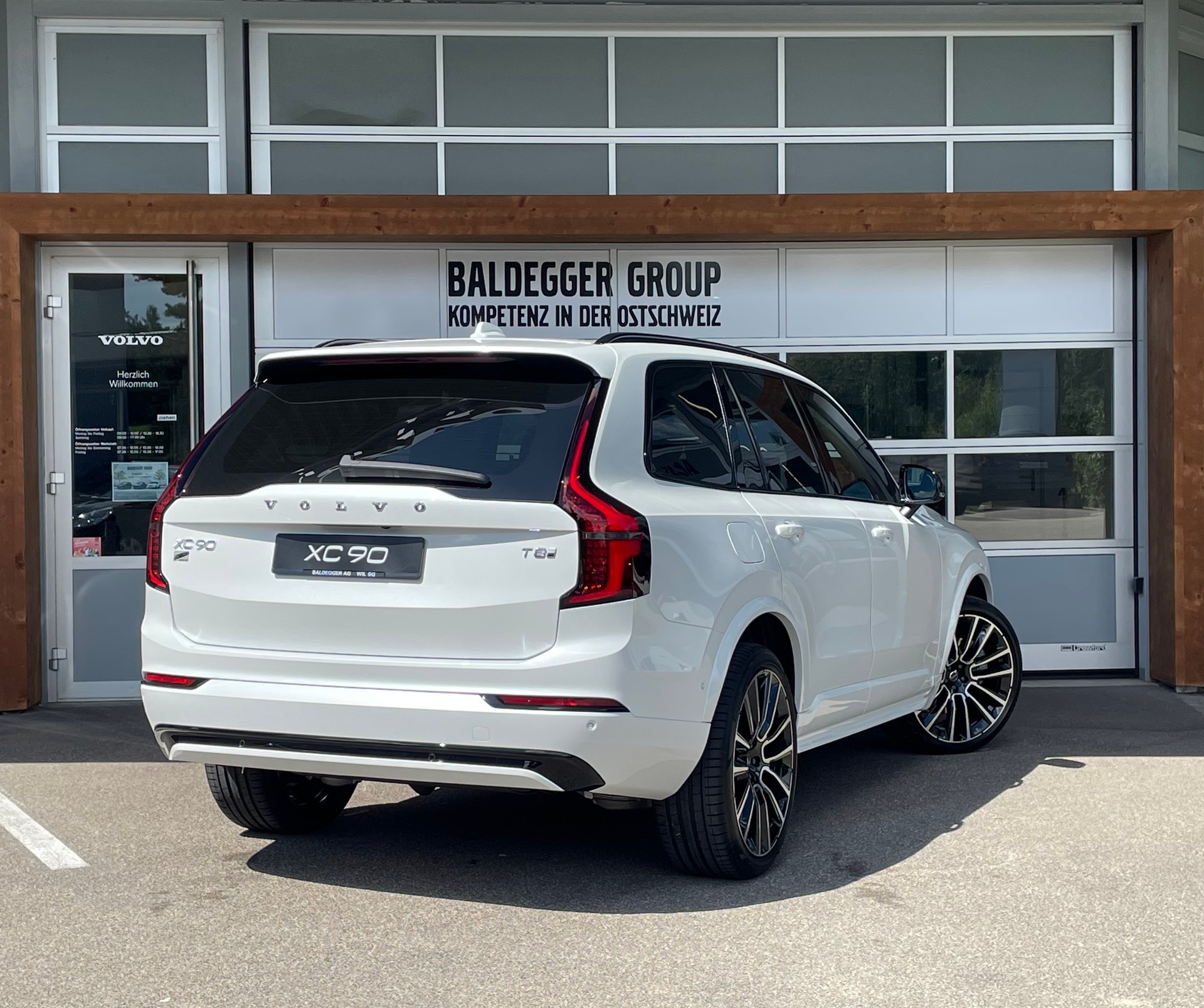 VOLVO XC90 2.0 T8 TE Ultra Dark eAWD-showroom-element-2