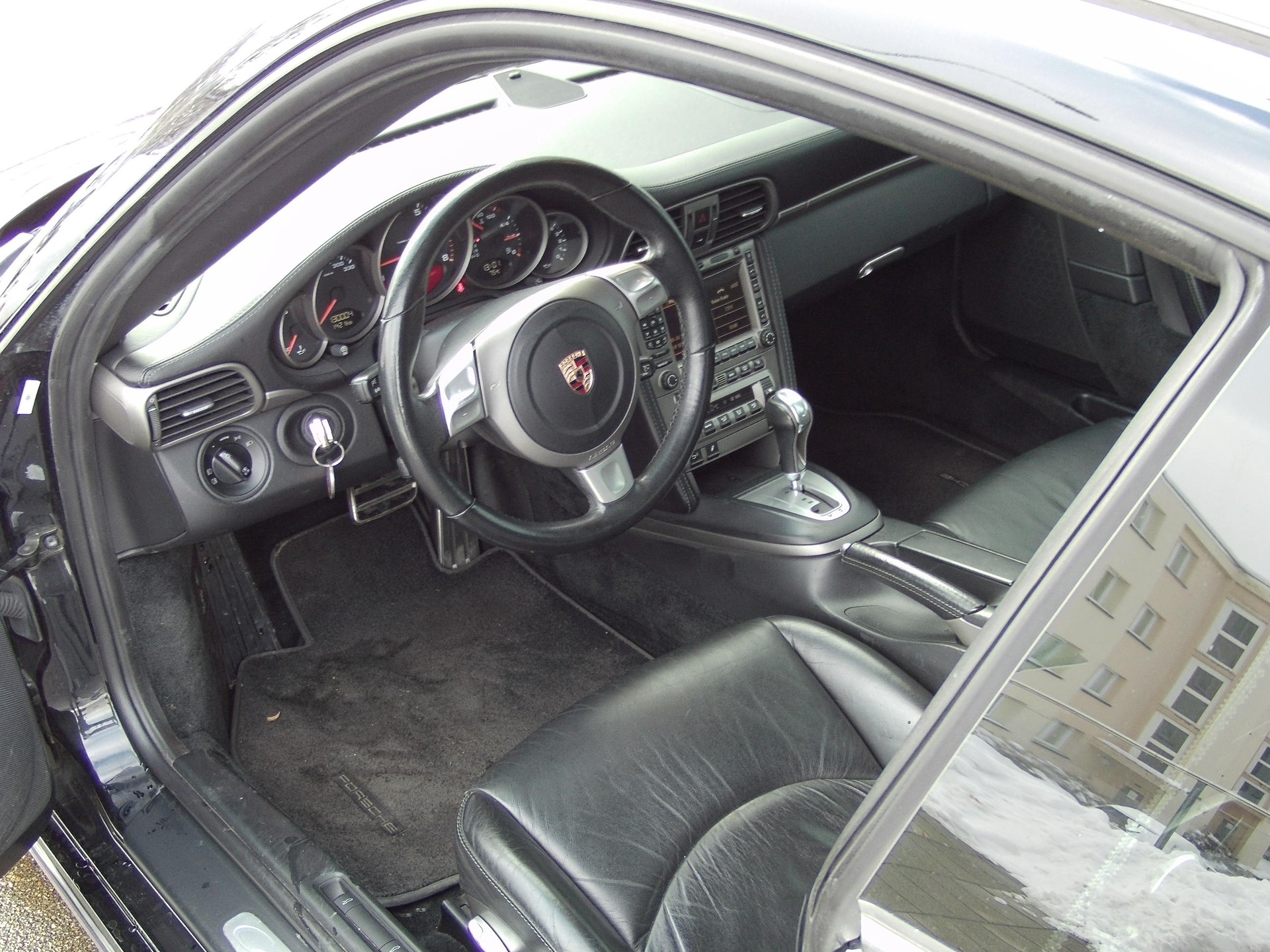 PORSCHE 911 Carrera 4-image-8