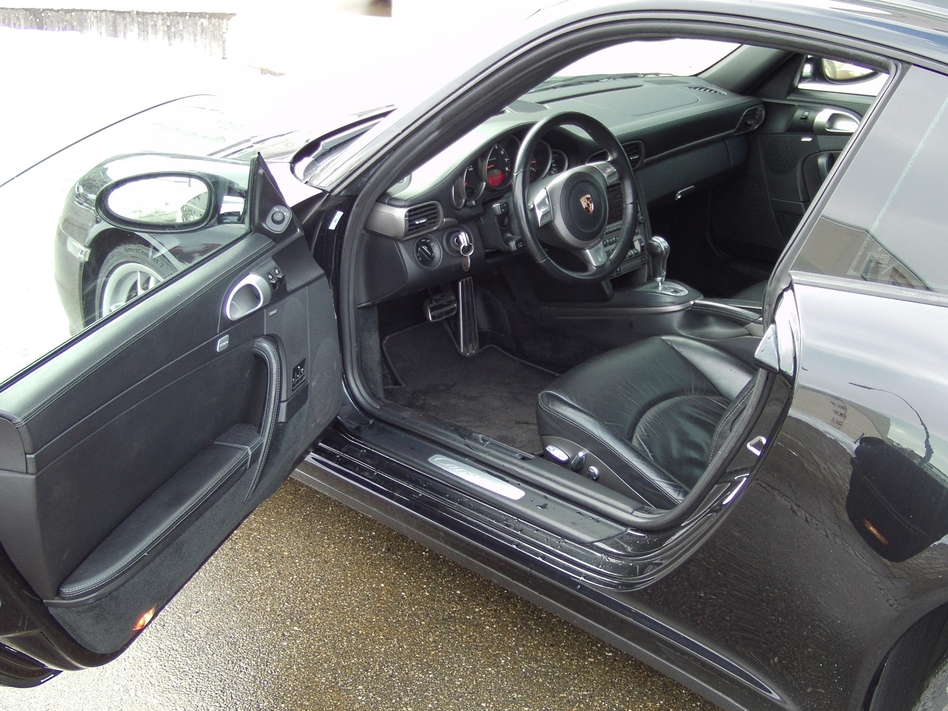 PORSCHE 911 Carrera 4-image-7