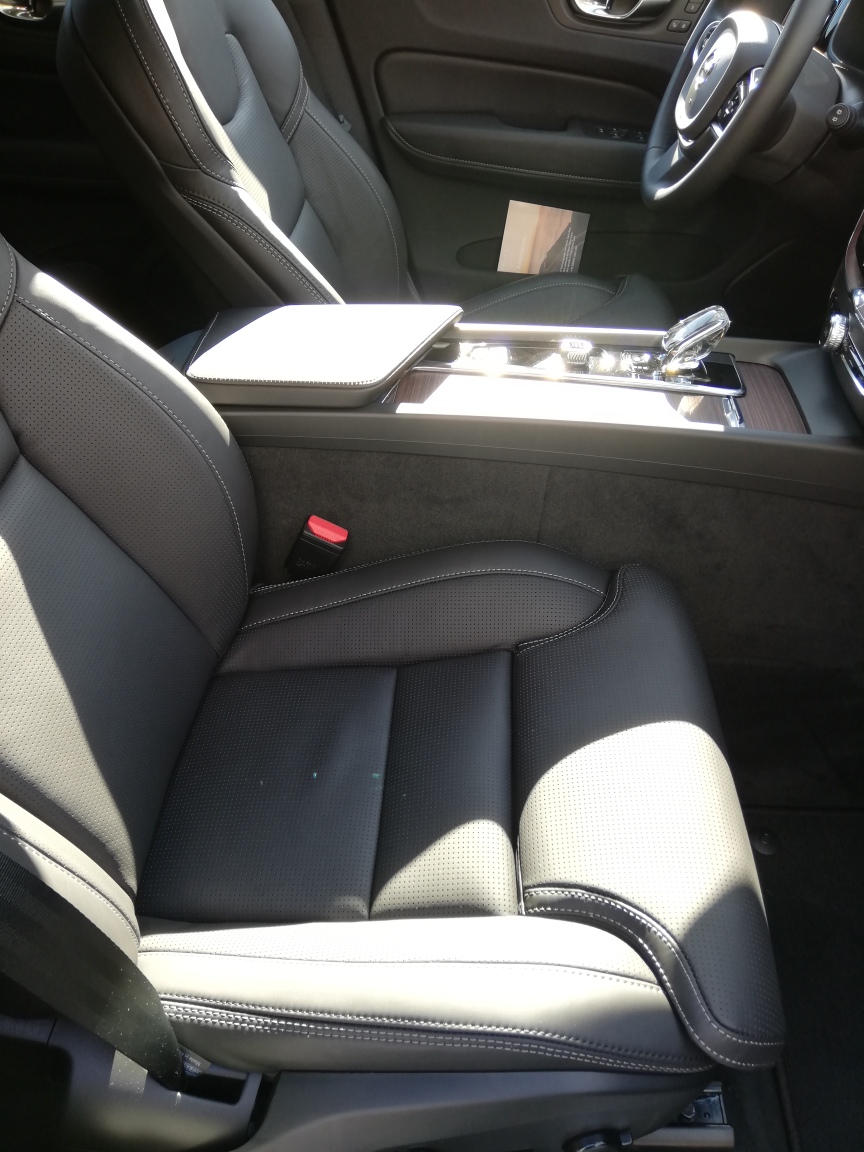 VOLVO XC60 2.0 B5 MH Plus Bright AWD-image-13