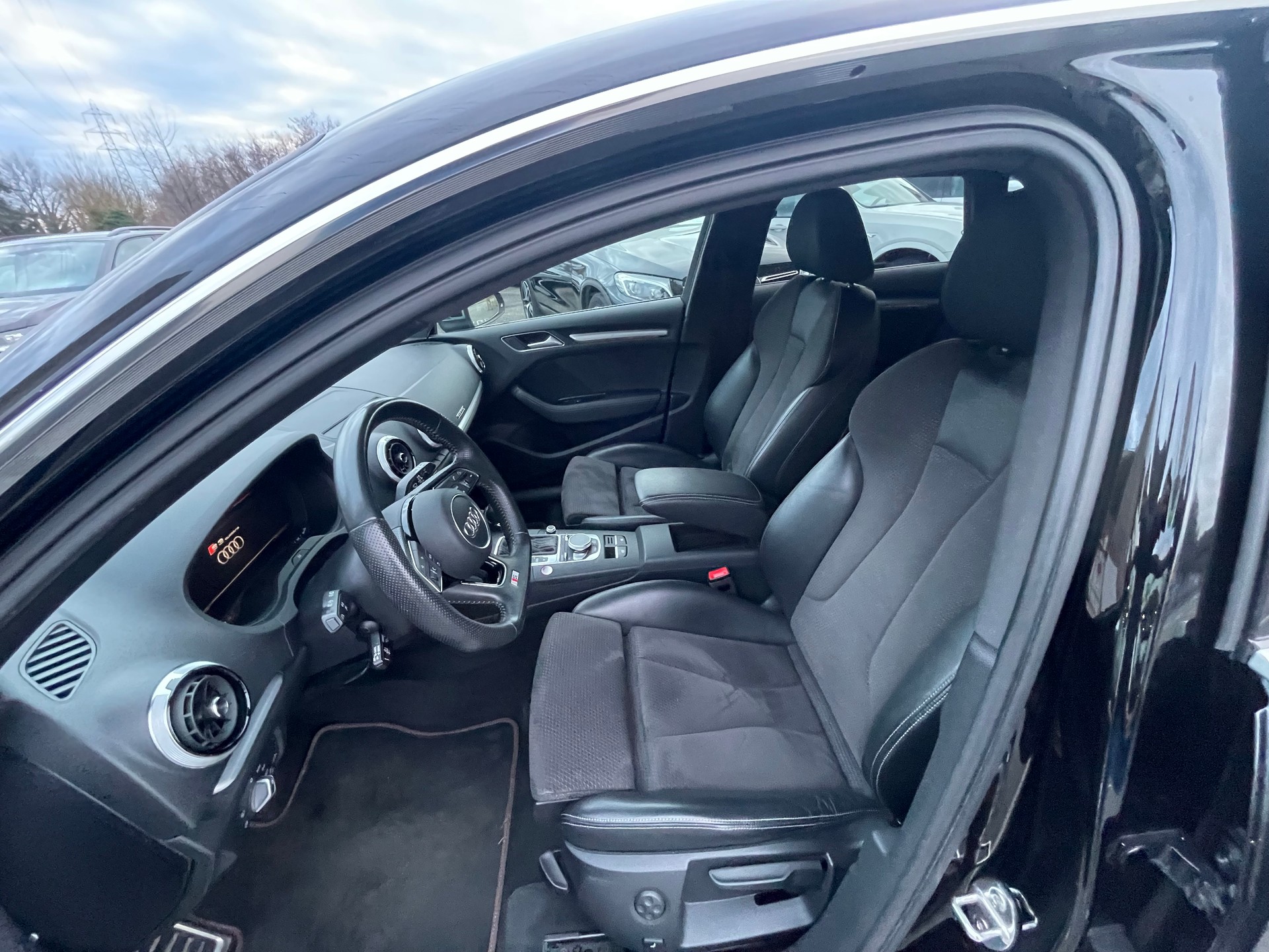 AUDI S3 Sportback 2.0 TFSI quattro S-tronic-image-9