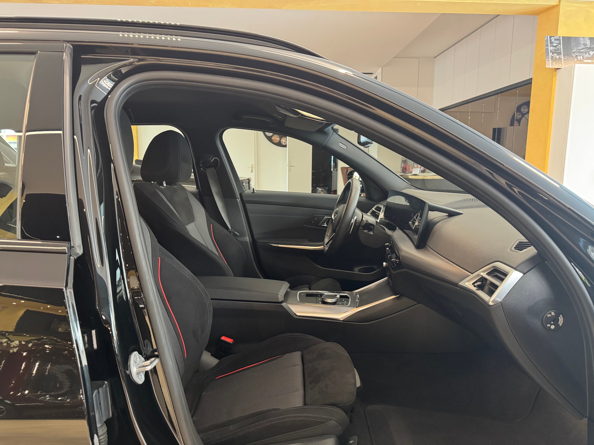 BMW 330i Touring xDrive Steptronic M Sport-image-17