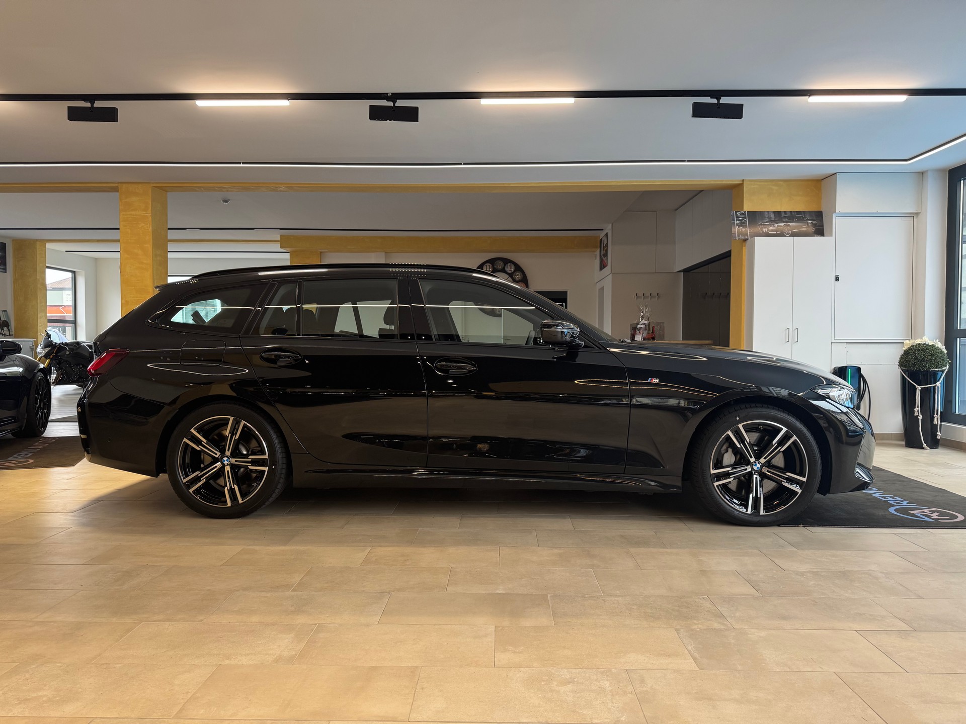 BMW 330i Touring xDrive Steptronic M Sport-image-12