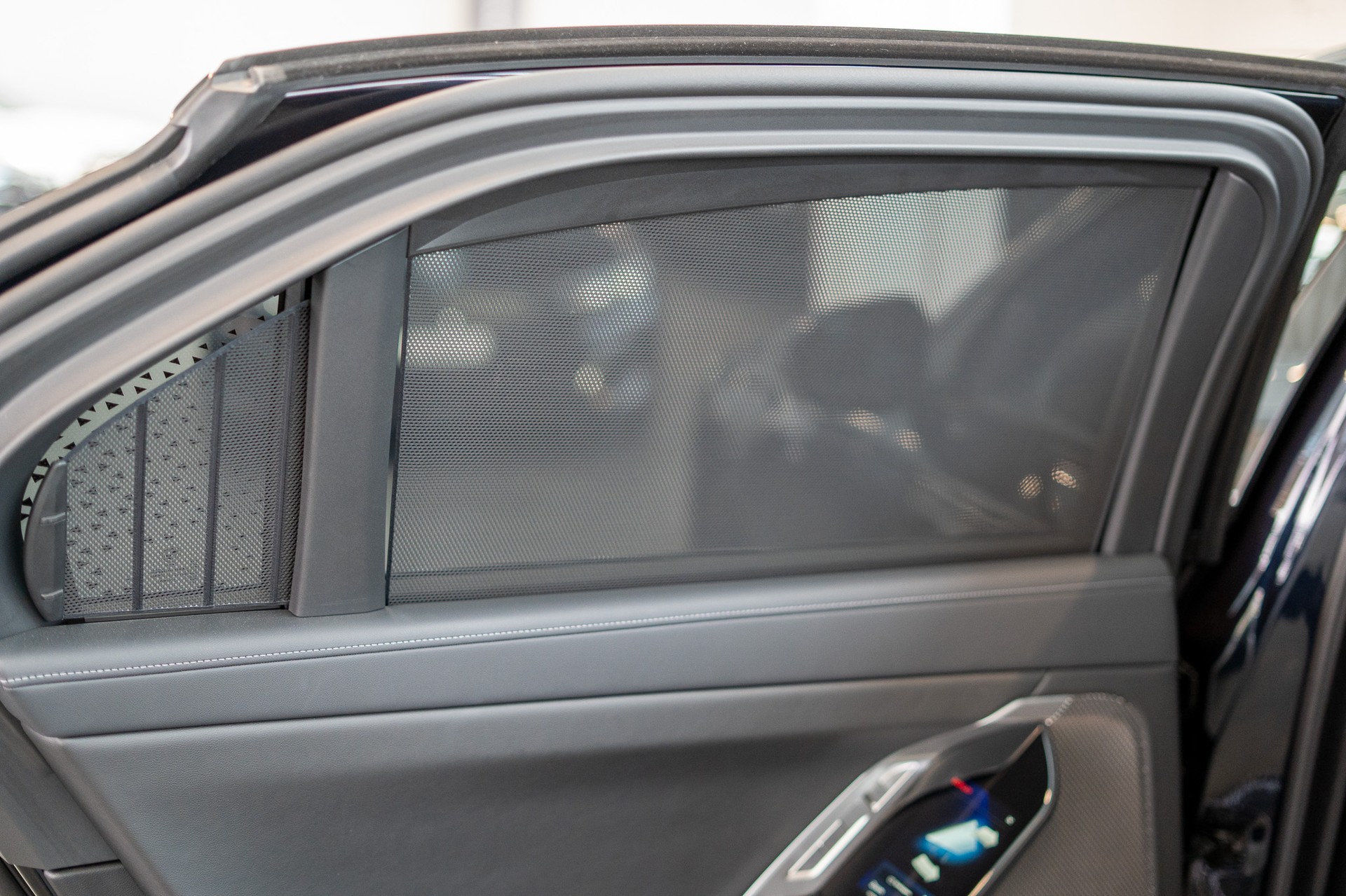 BMW 740d xDrive / / Theatre Screen / 360° Kamera / Bowers & Wilinks / Head-Up Display-image-16