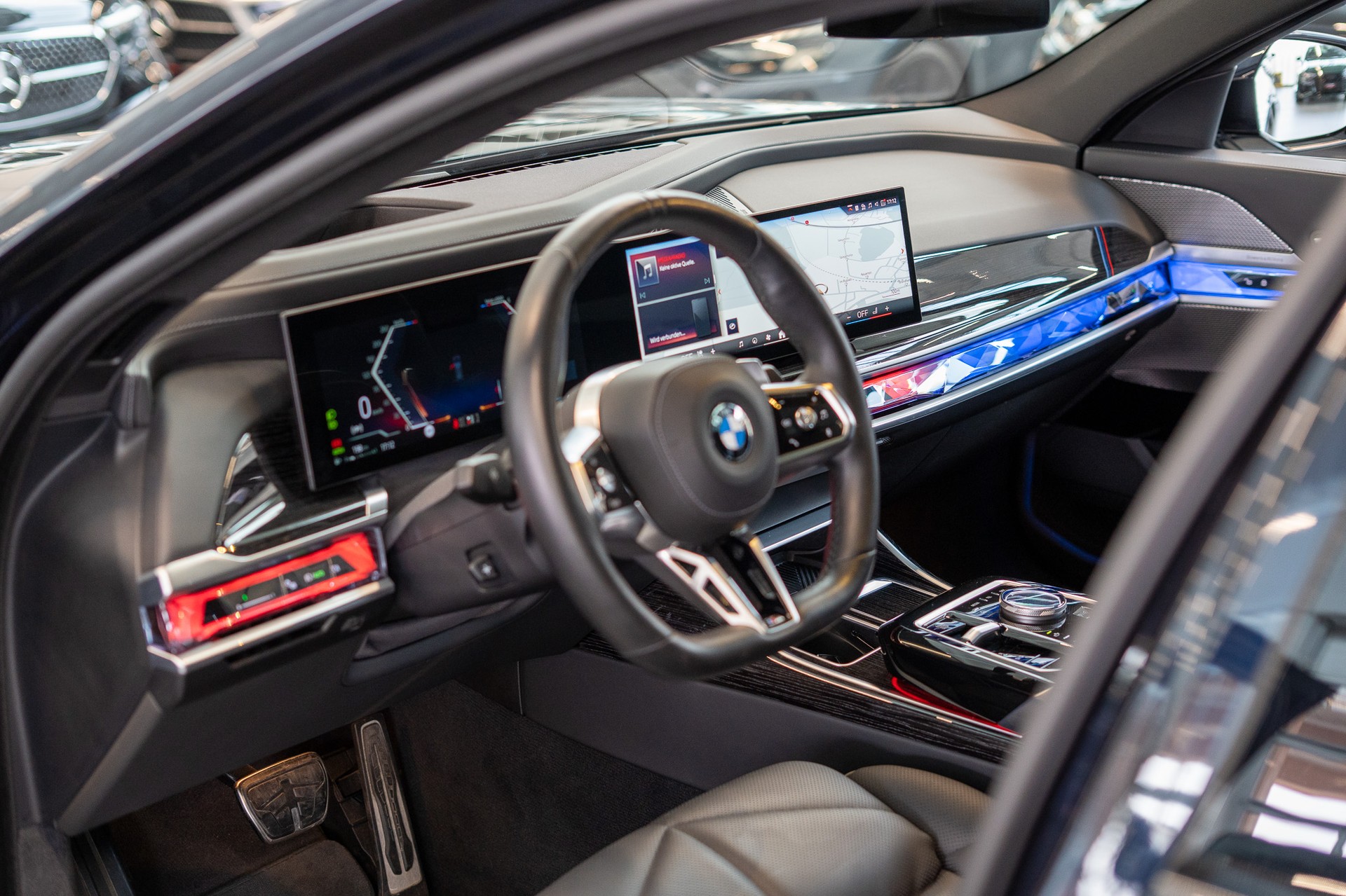 BMW 740d xDrive / / Theatre Screen / 360° Kamera / Bowers & Wilinks / Head-Up Display-image-11