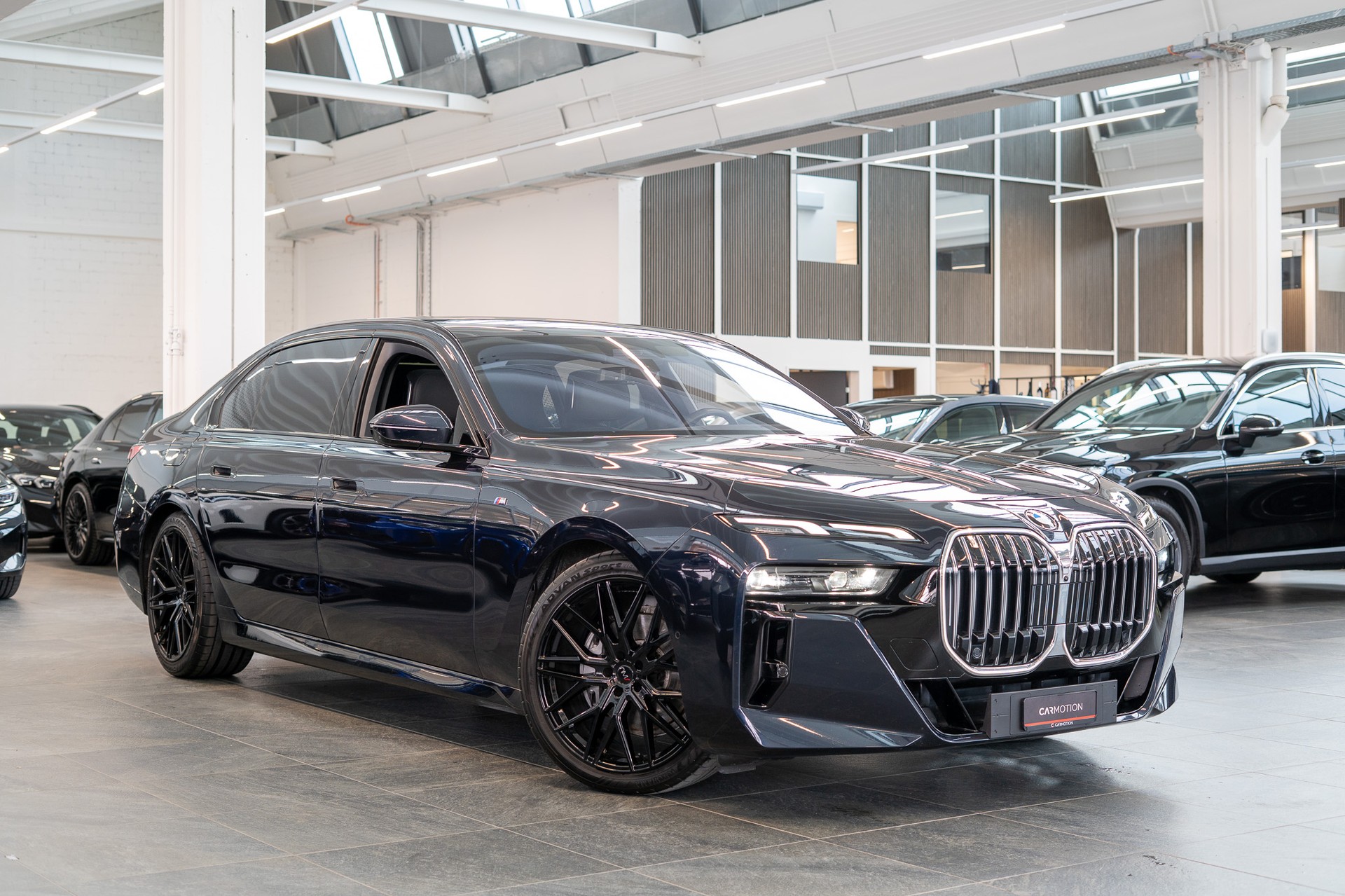 BMW 740d xDrive / / Theatre Screen / 360° Kamera / Bowers & Wilinks / Head-Up Display-showroom-element-3