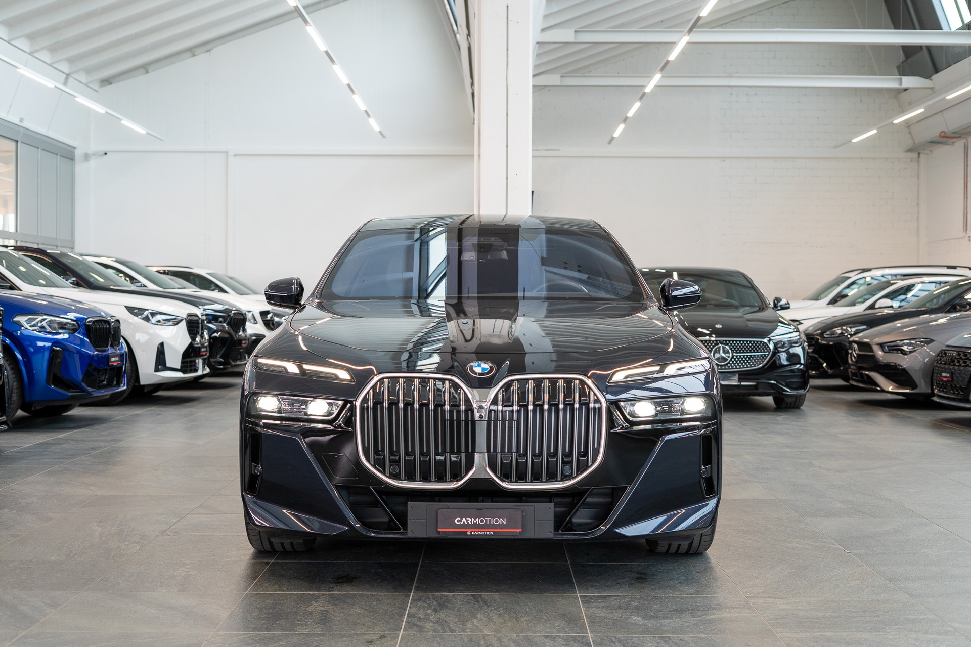 BMW 740d xDrive / / Theatre Screen / 360° Kamera / Bowers & Wilinks / Head-Up Display-showroom-element-2