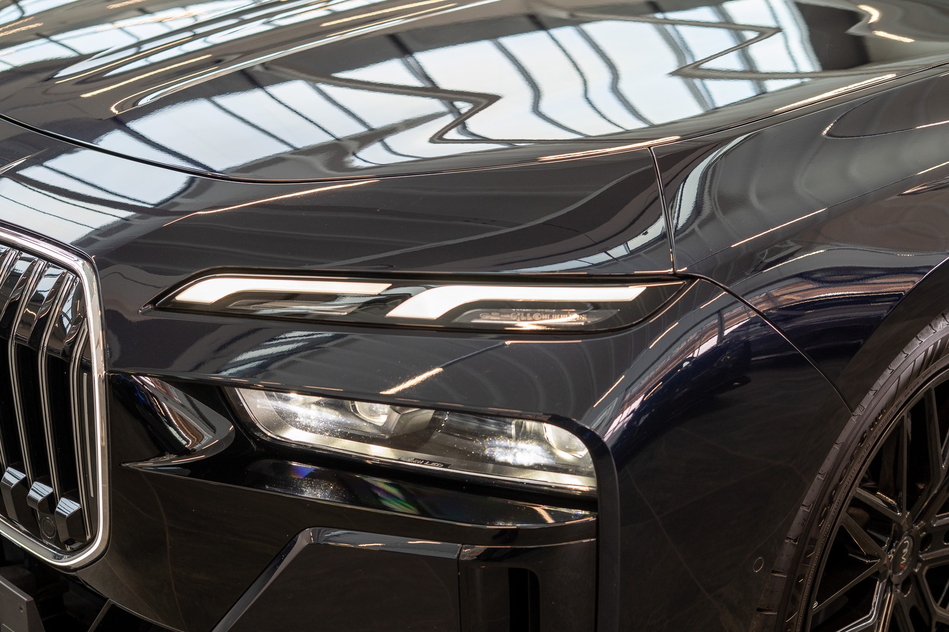 BMW 740d xDrive / / Theatre Screen / 360° Kamera / Bowers & Wilinks / Head-Up Display-image-27
