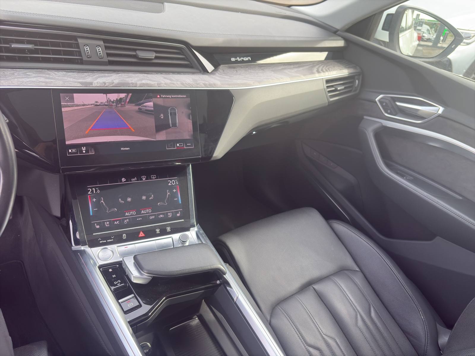 AUDI e-tron 55 Advanced quattro-image-10
