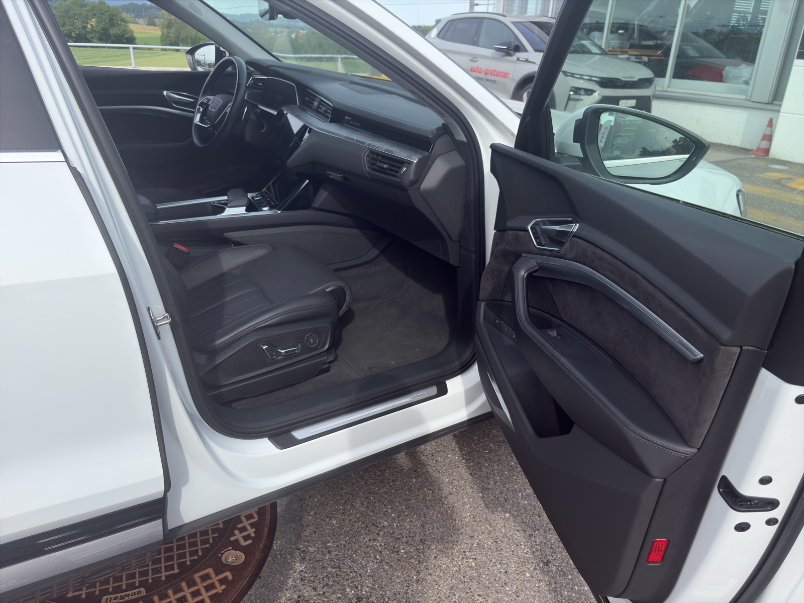 AUDI e-tron 55 Advanced quattro-image-5