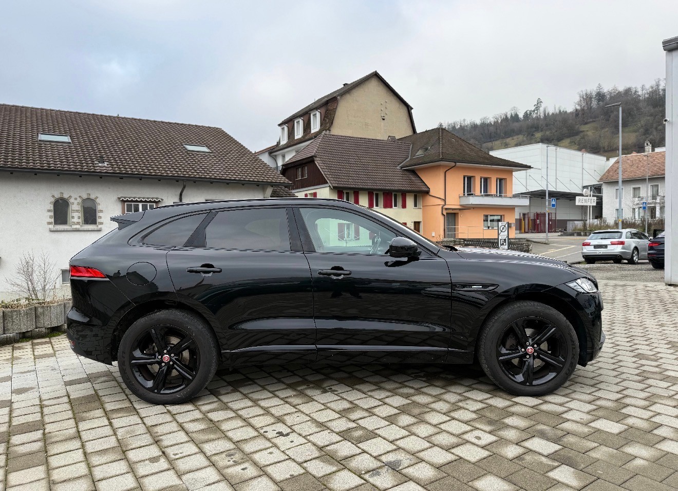 JAGUAR F-Pace 2.0d R-Sport AWD-showroom-element-3