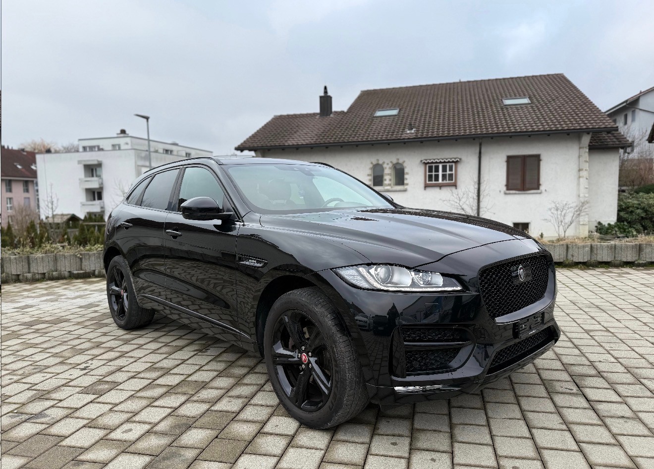 JAGUAR F-Pace 2.0d R-Sport AWD-showroom-element-2