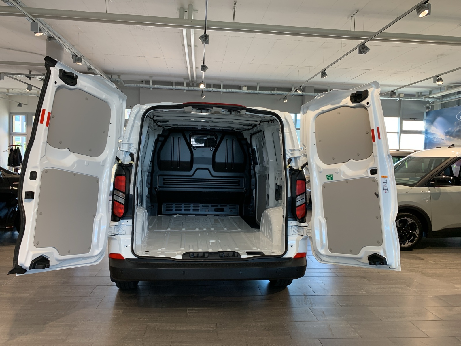 FORD Transit C Van 320 L1 2.5 Duratec 233 Trend PHEV-image-7