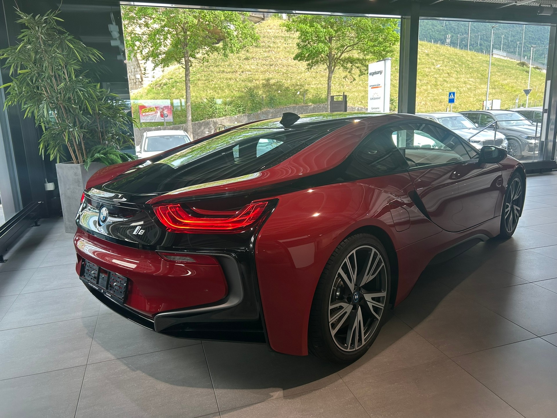 BMW i8 Coupé Protonic Red Edition-image-16