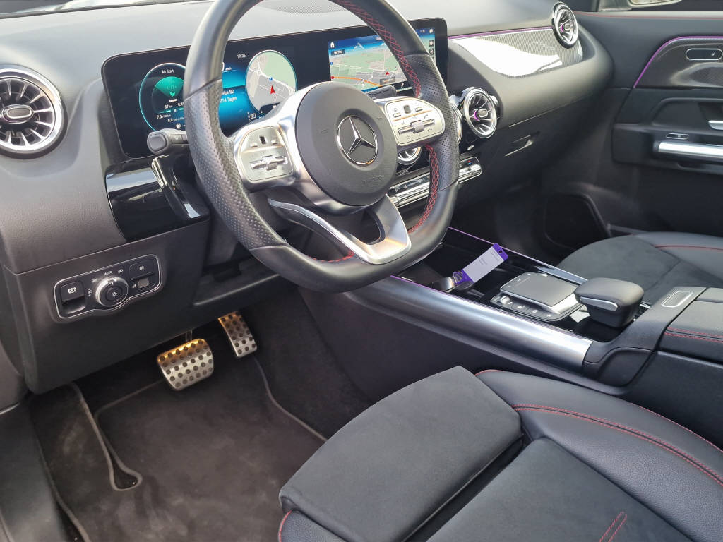 MERCEDES-BENZ GLA 250 e AMG Line-image-8