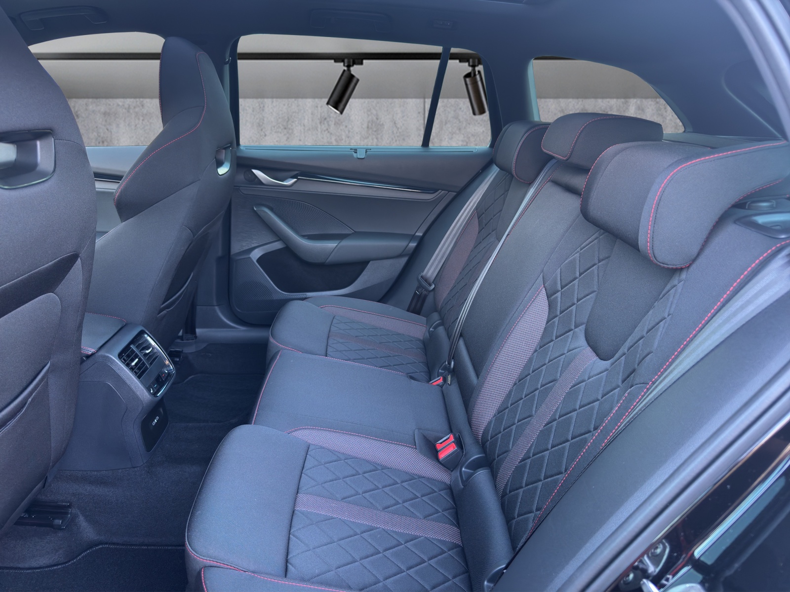 SKODA Octavia Combi 2.0 TSI DSG RS-image-10