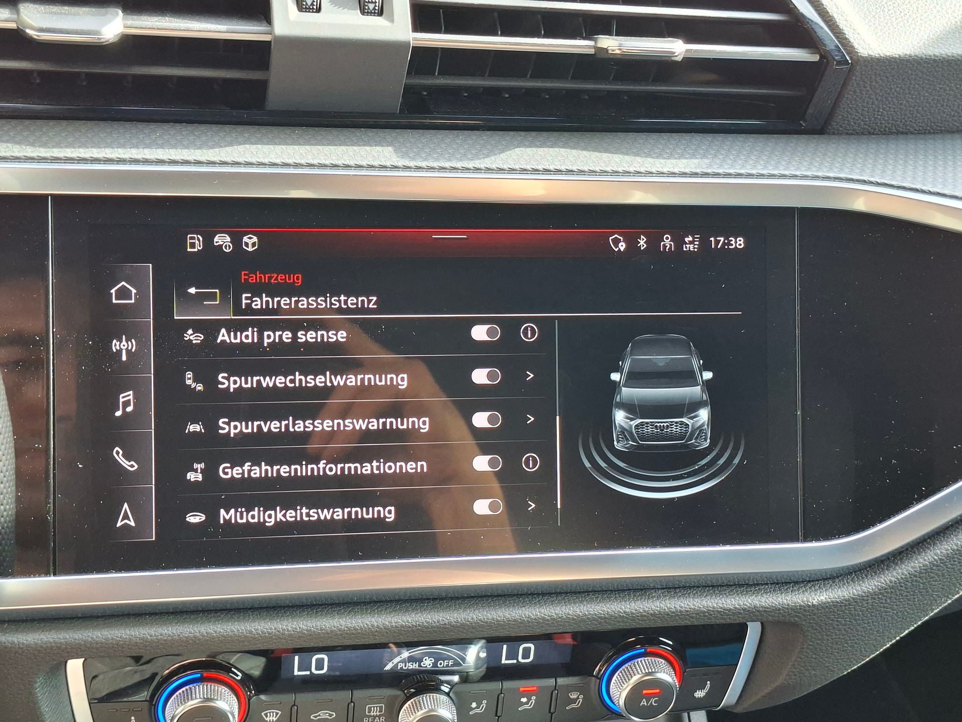 AUDI Q3 Sportback 35 TFSI Attraction S-tronic *Anhängerkupplung+8-fach bereift m. Pneu*-image-12