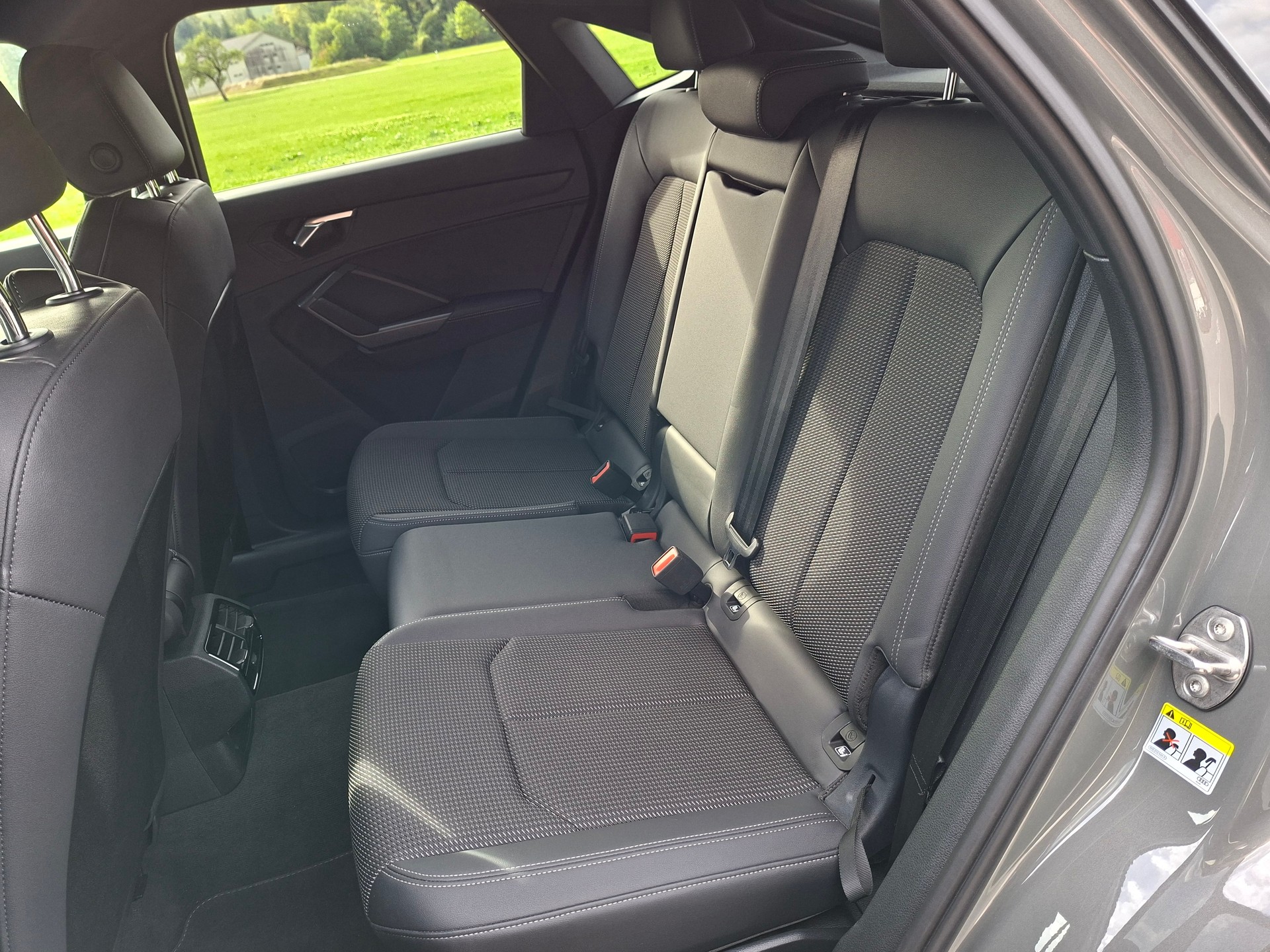 AUDI Q3 Sportback 35 TFSI Attraction S-tronic *Anhängerkupplung+8-fach bereift m. Pneu*-image-14