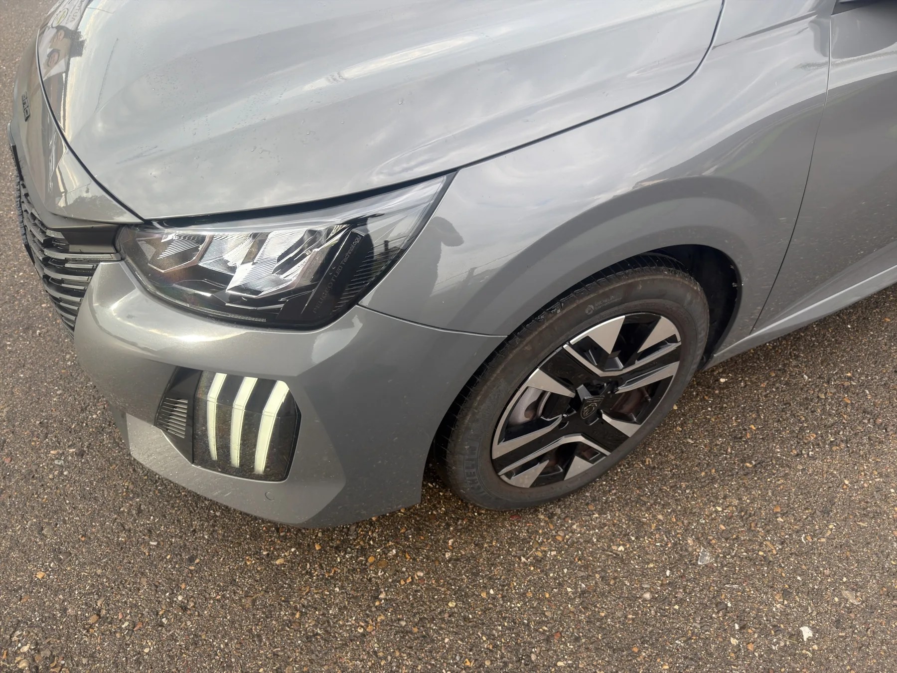PEUGEOT 208 1.2 Hybrid Allure-image-35