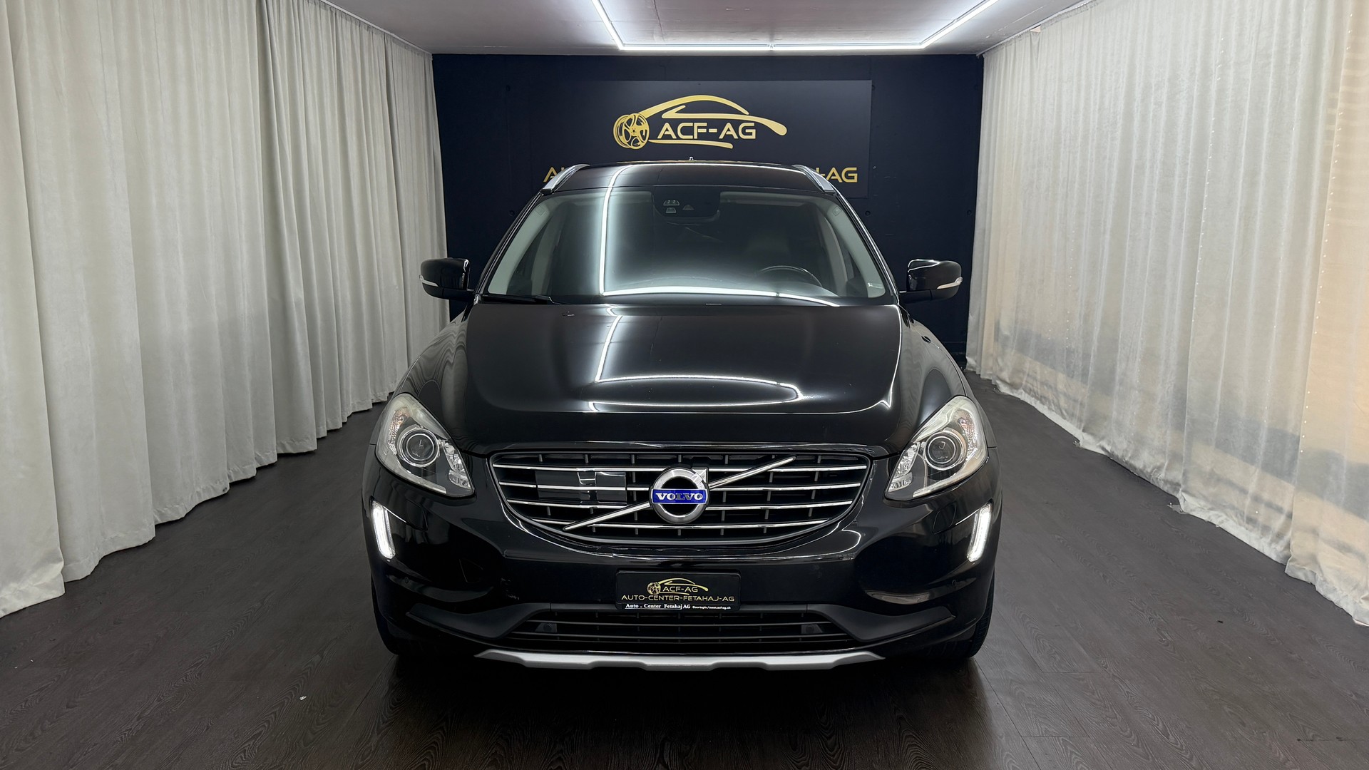 VOLVO XC60 D4 AWD Executive Geartronic-showroom-element-1