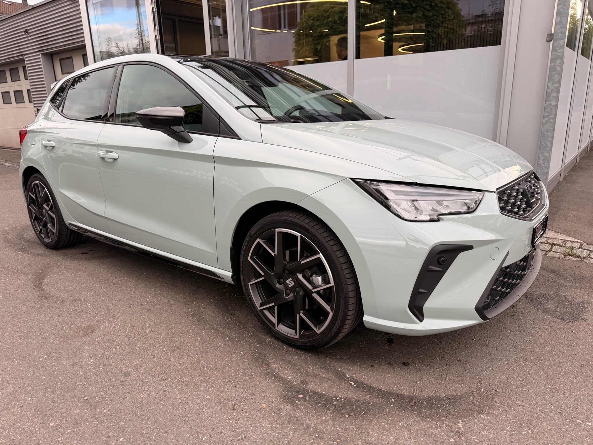 SEAT Ibiza 1.5 TSI 150 PS FR BACK EDITION *** UNIKAT IN ONIRIC LAKE GRAU ***-showroom-element-2