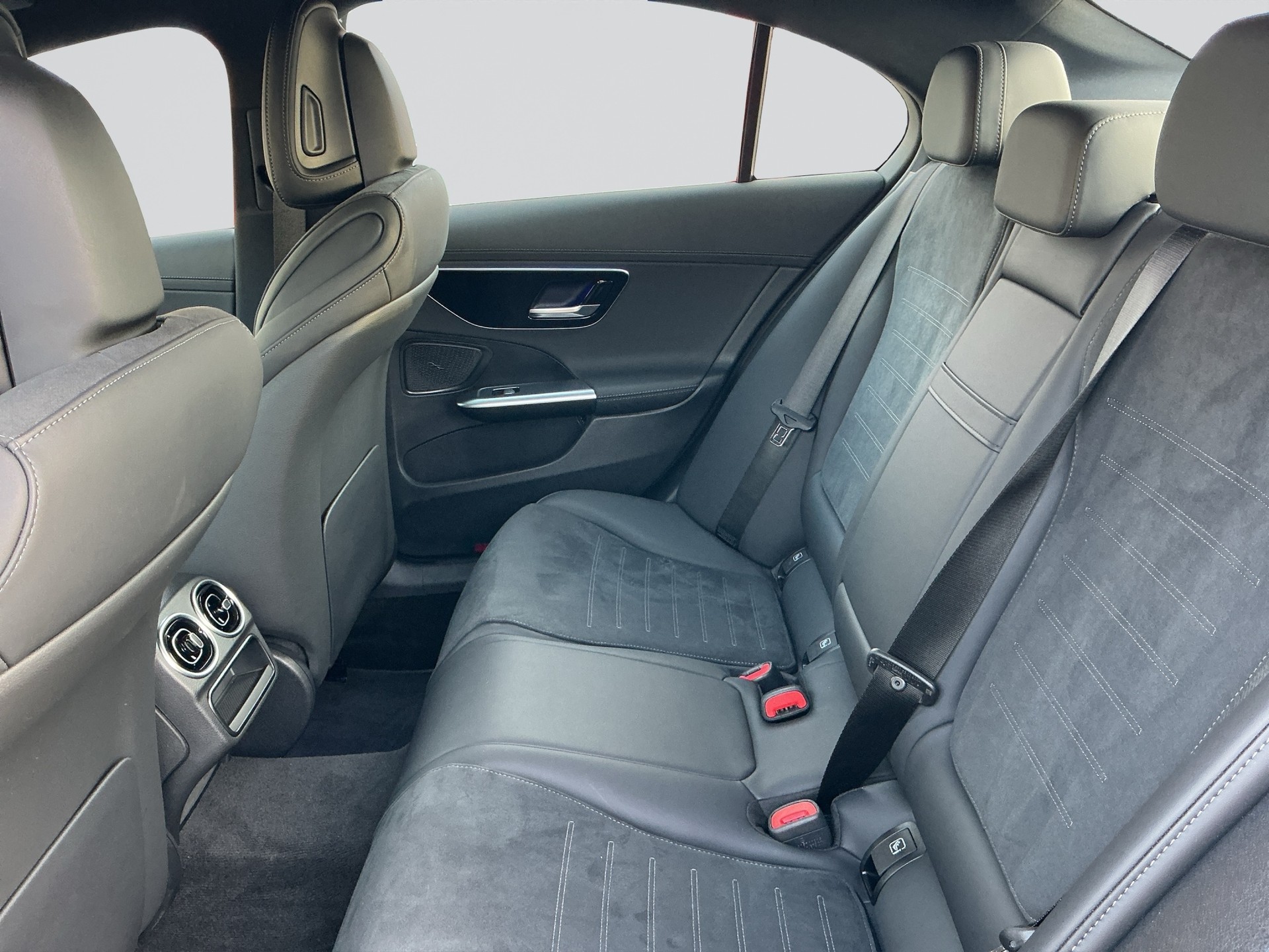 MERCEDES-BENZ C 300 d AMG Line-image-12