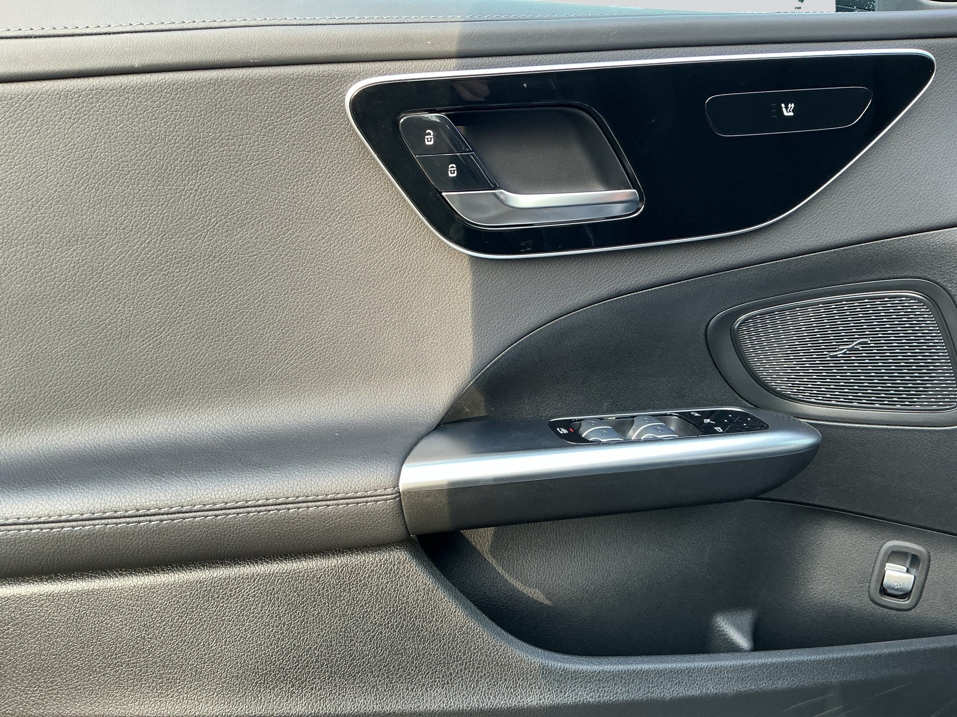 MERCEDES-BENZ C 300 d AMG Line-image-8