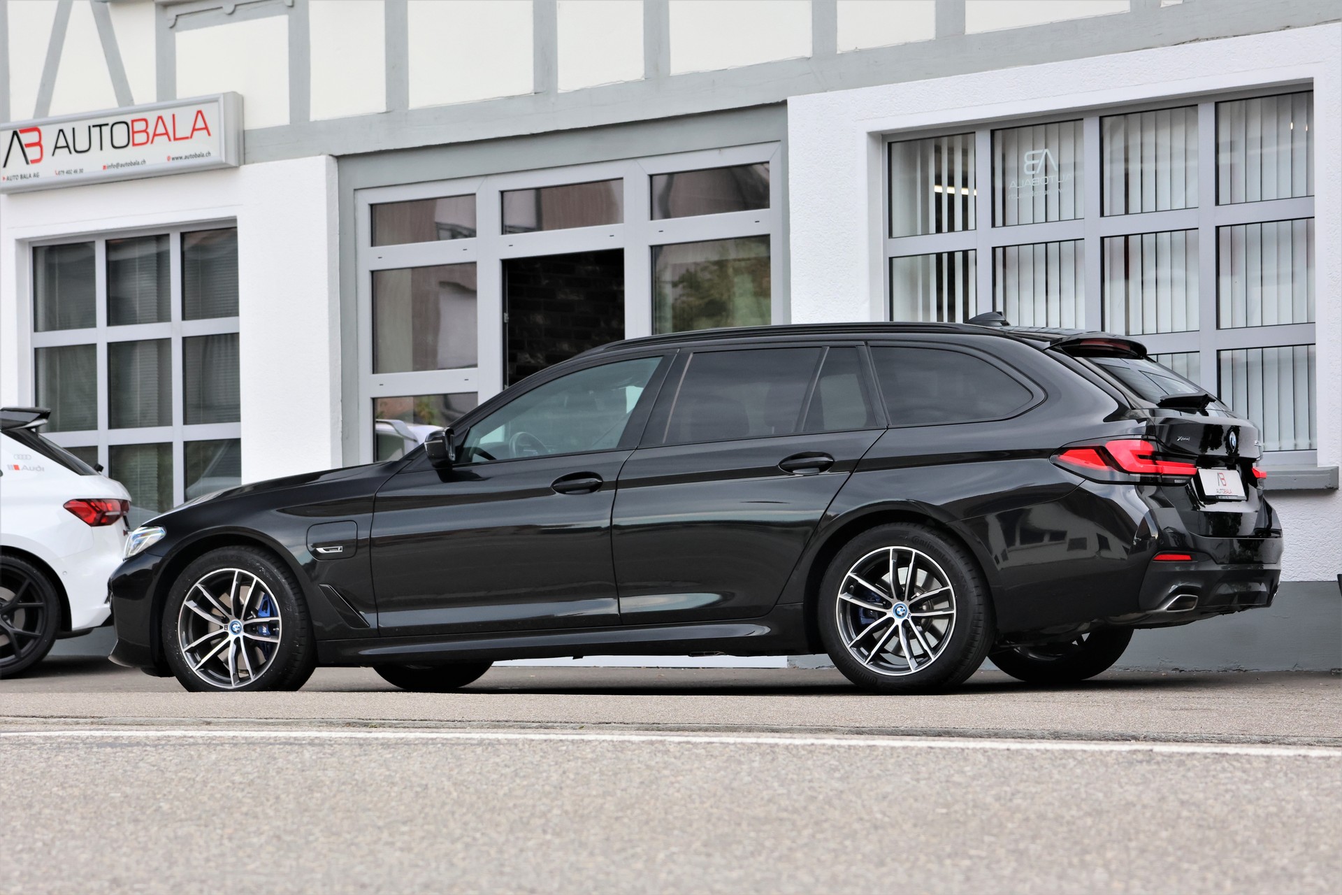 BMW 530e xDrive Touring Pure M Sport Steptronic (CH) + 2.0T AHK-showroom-element-3