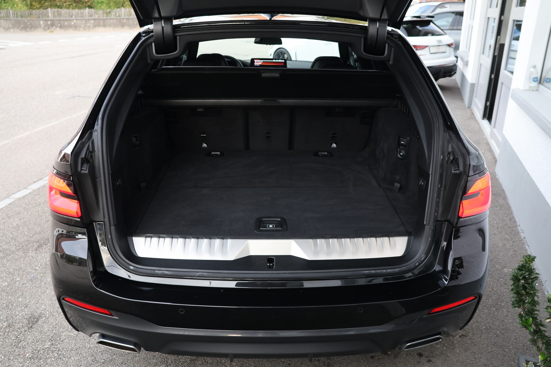 BMW 530e xDrive Touring Pure M Sport Steptronic (CH) + 2.0T AHK-image-19