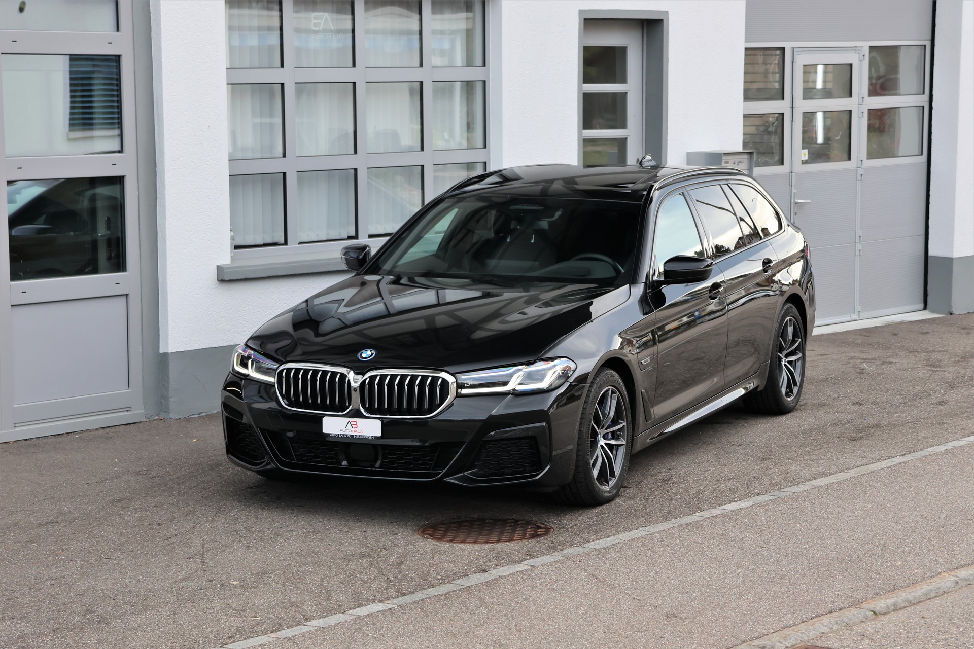 BMW 530e xDrive Touring Pure M Sport Steptronic (CH) + 2.0T AHK
