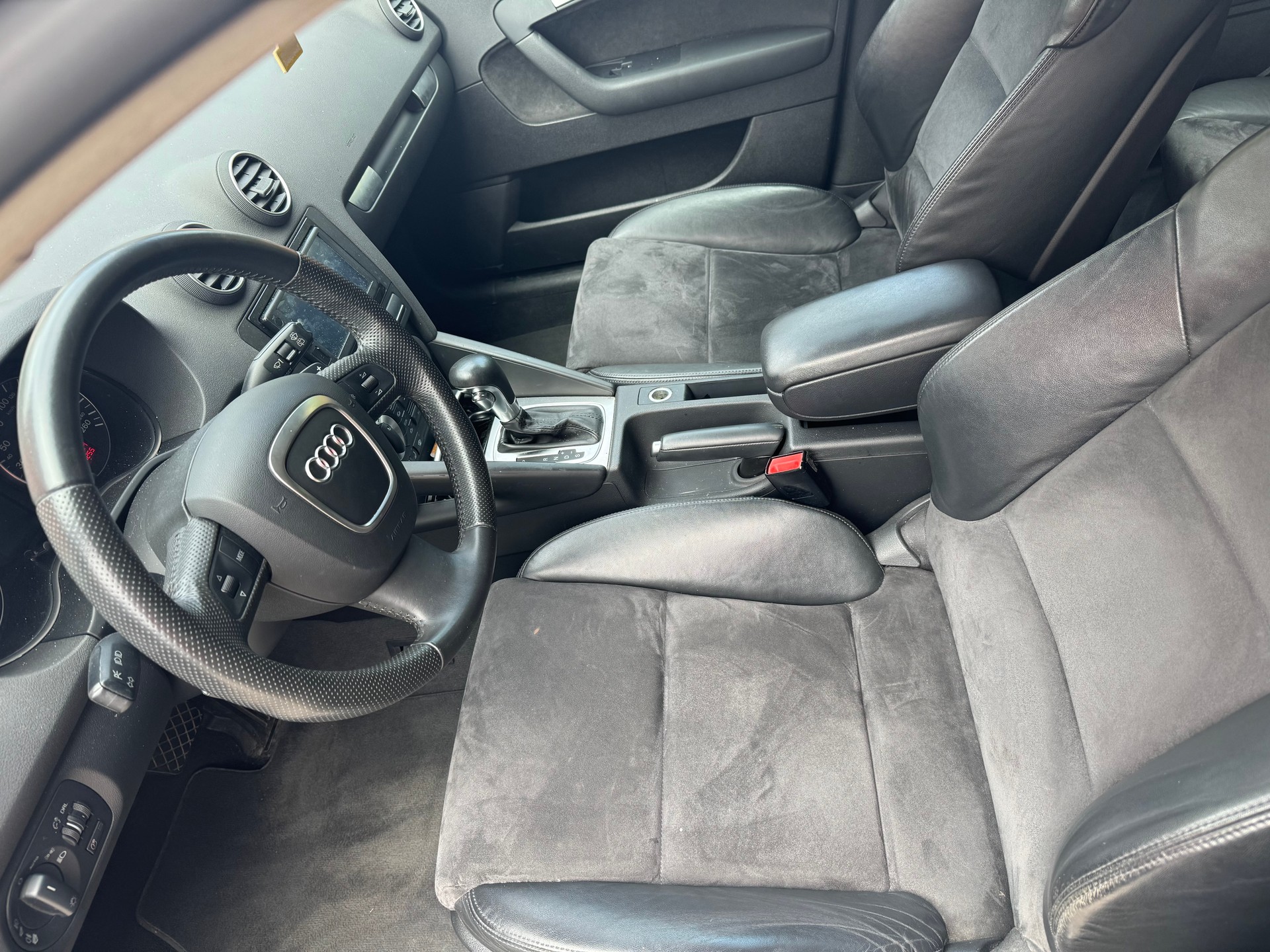 AUDI A3 Sportback 1.8 Turbo FSI Ambition-image-8