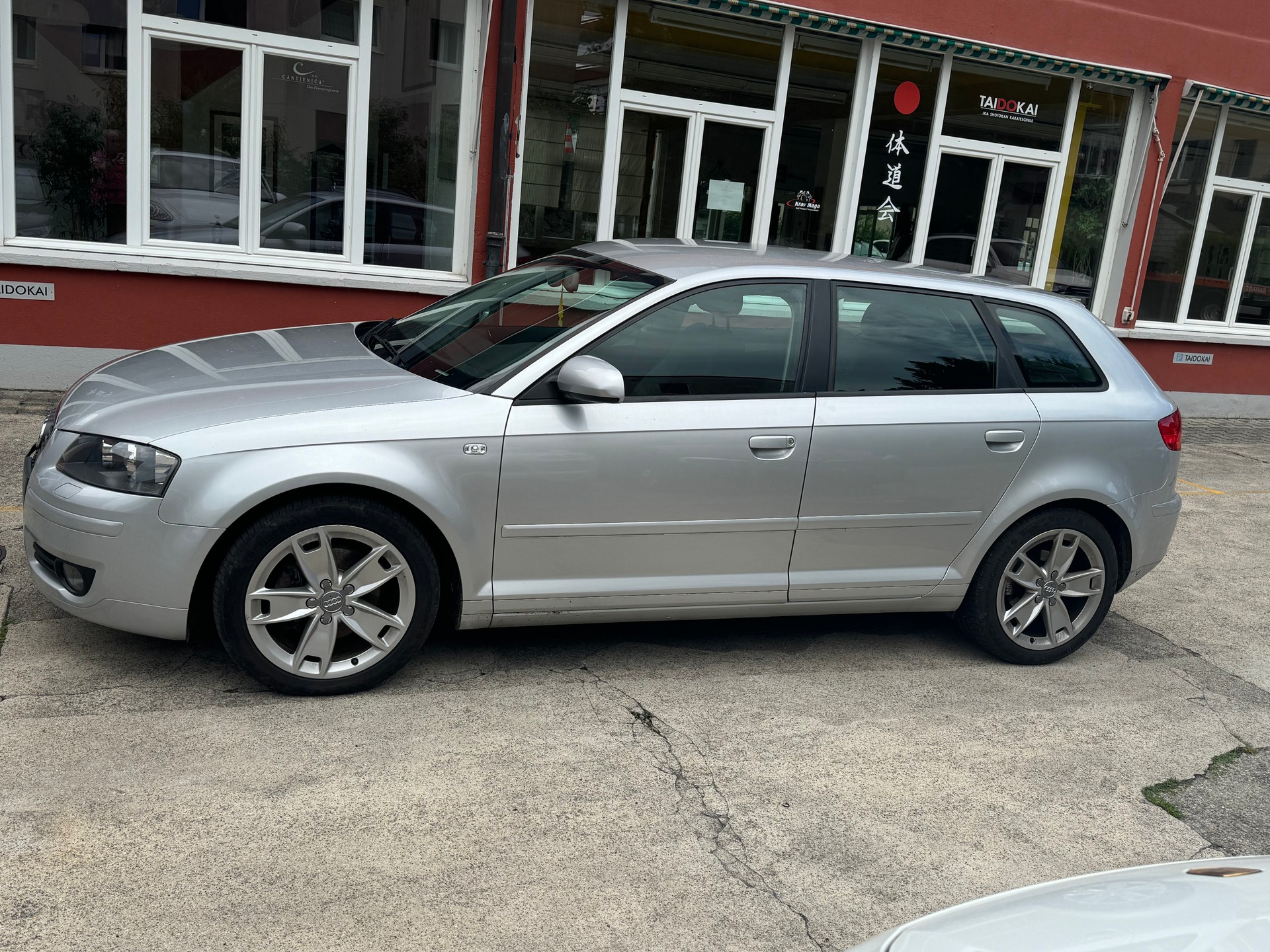 AUDI A3 Sportback 1.8 Turbo FSI Ambition-image-5